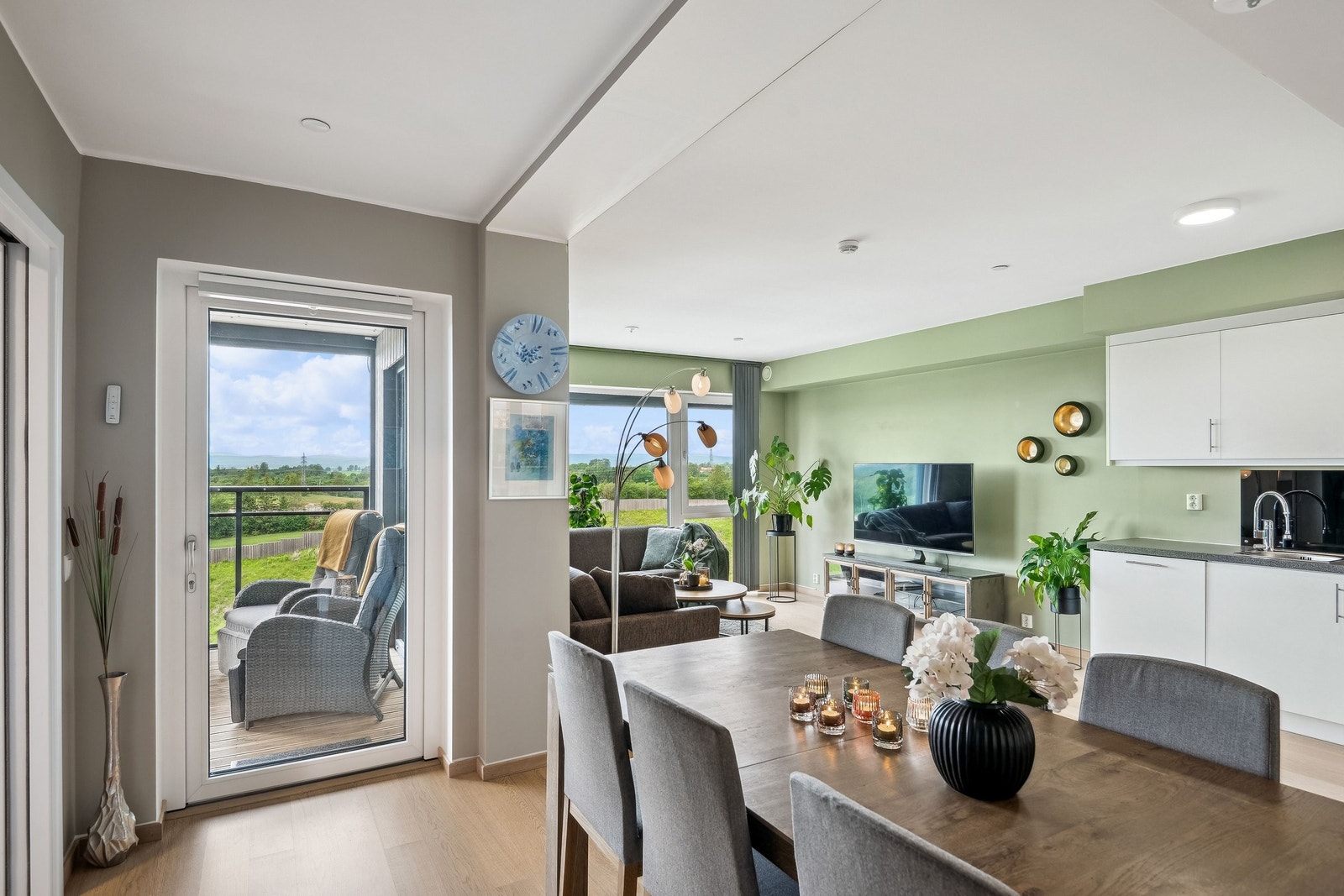 Oversiktsbilde Stue - spiseplass og kjøkken. Galleribilde