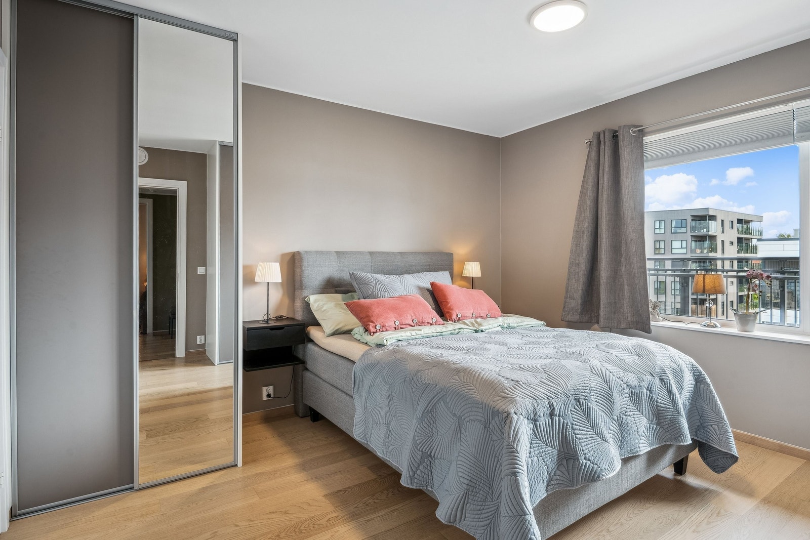 Hovedsoverom 1, inkl. speil/skyvedørsgarderober. Galleribilde