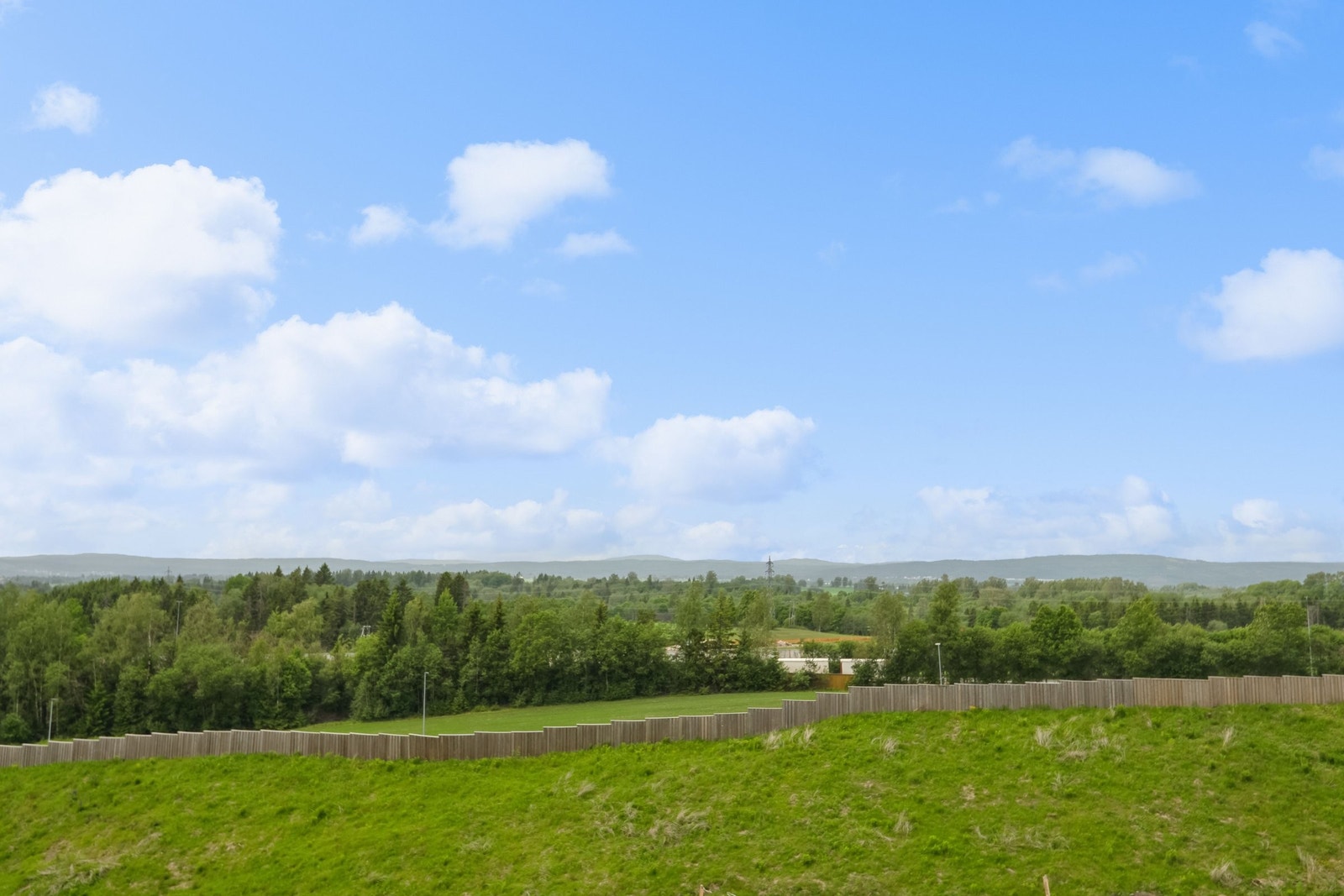 Utsiktsbilde sett fra terrasse og leilighet. Galleribilde