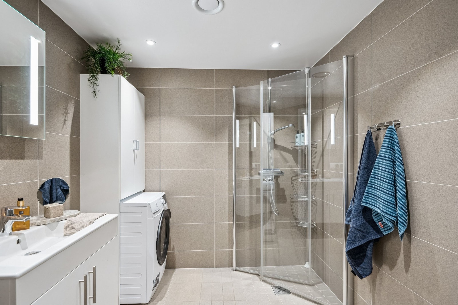 Bad/Toalett og vaskerom fra entre inkl. skap for vaskemaskin. Galleribilde