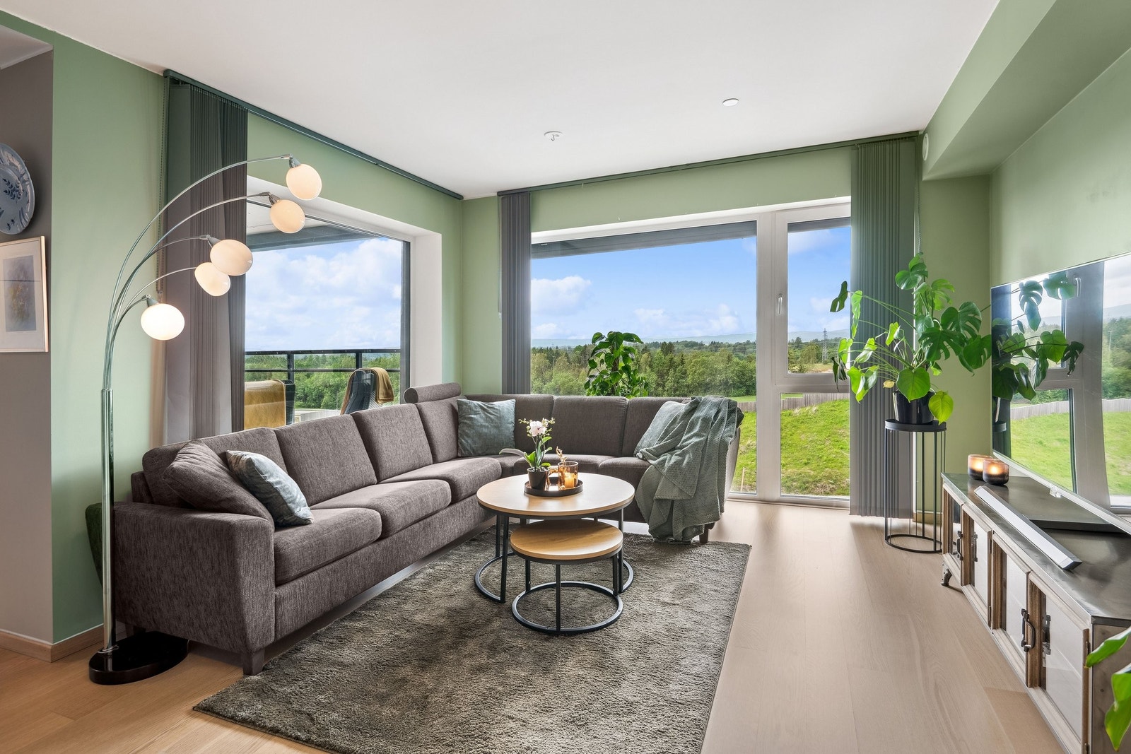 Stue med store lysflater. Galleribilde