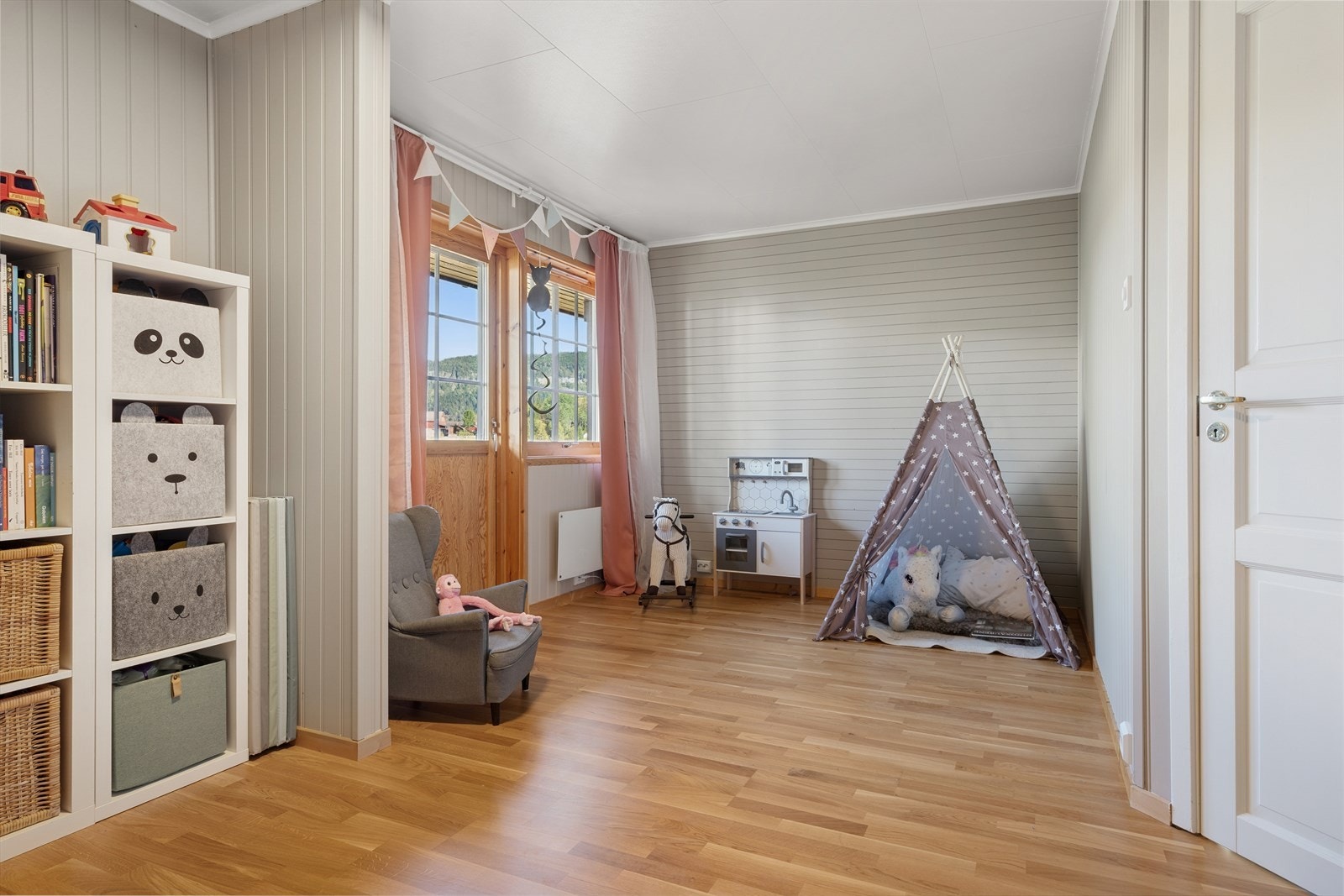 Stort soverom på hele 17 kvm, med direkte utgang til balkongen. Galleribilde