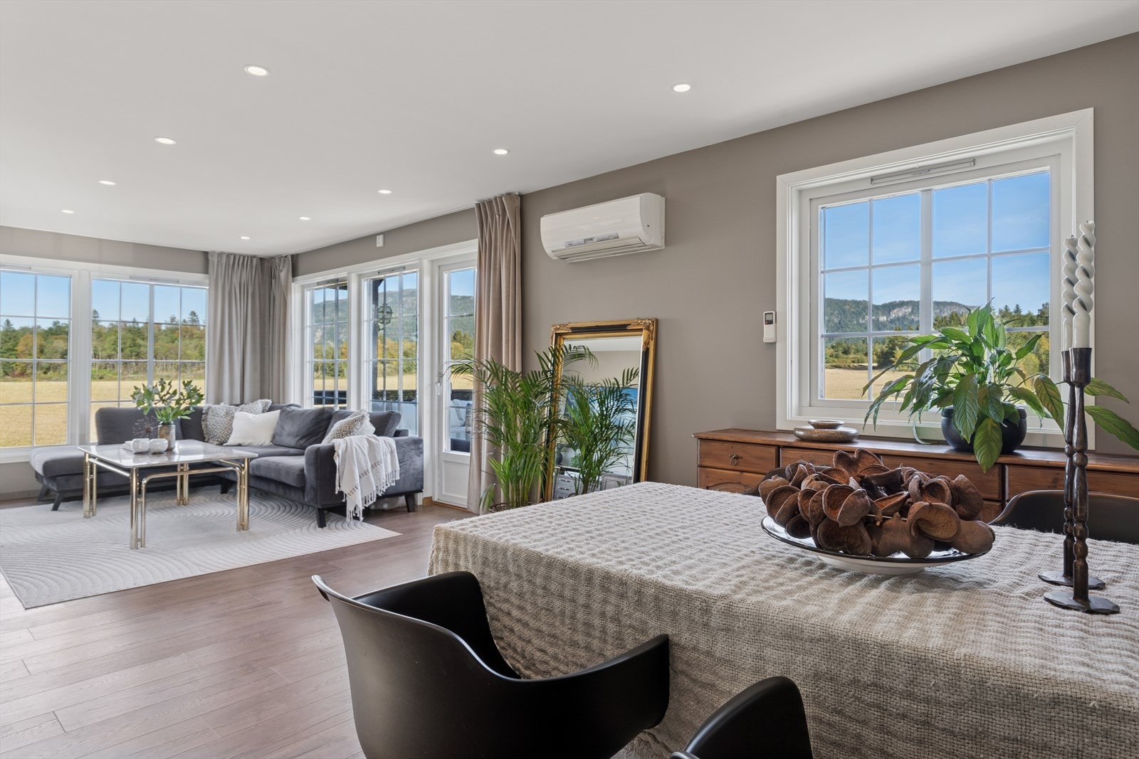 Stuen har flere store vindusflater som slipper inn rikelig med dagslys og skaper en behagelig atmosfære. Galleribilde