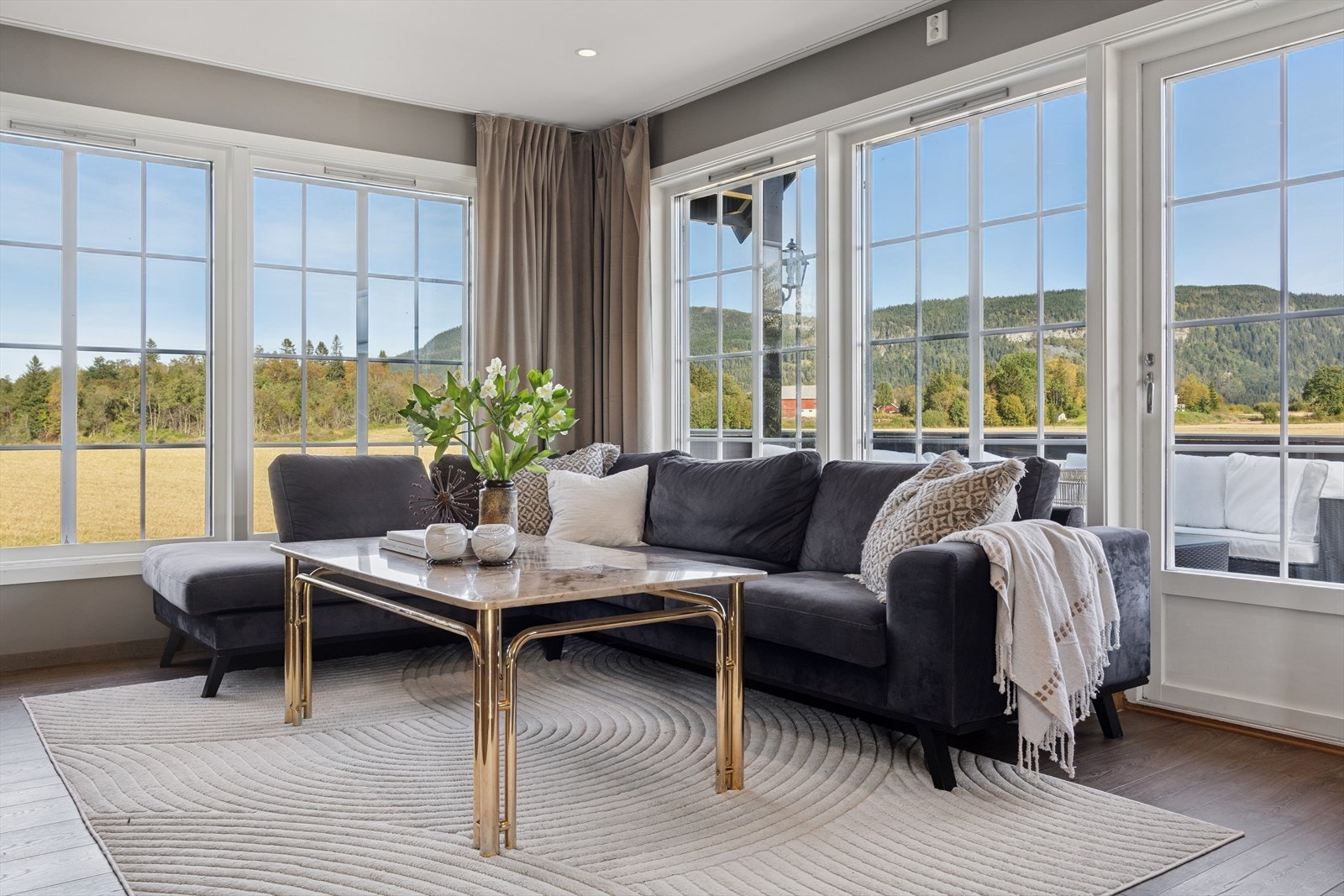 Fra stuen kan du nyte en nydelig utsikt med vakre omgivelser. Galleribilde