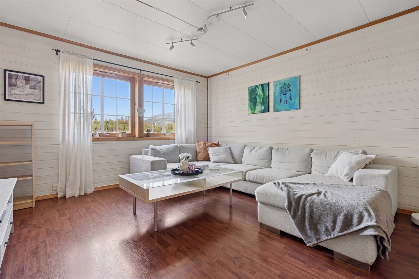 Stuens gode areal åpner for flere gode møbleringsmuligheter. Galleribilde