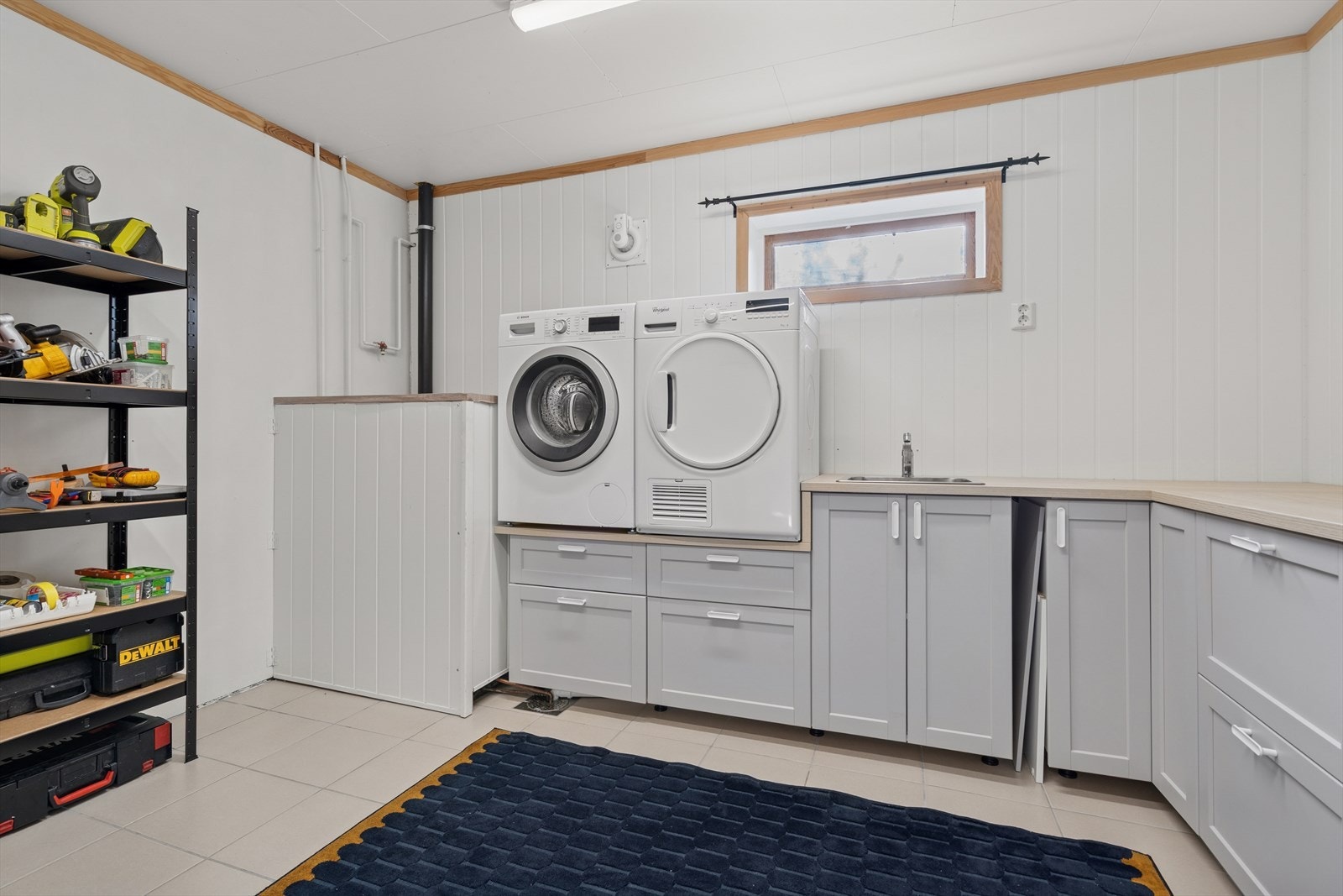 Boligen har et eget vaskerom med rikelig benkeplass og praktiske løsninger. Galleribilde