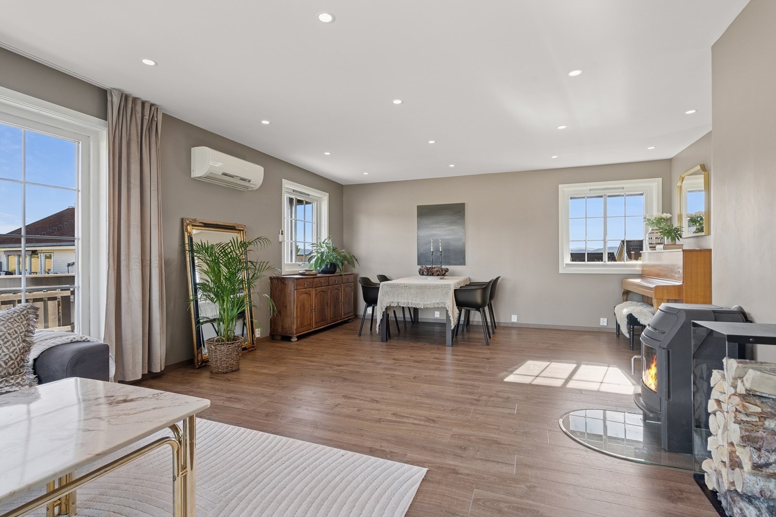 Den åpne planløsningen gir god plass til både avslapning og sosiale soner - med naturlig flyt mellom sofakrok og spiseplass. Galleribilde