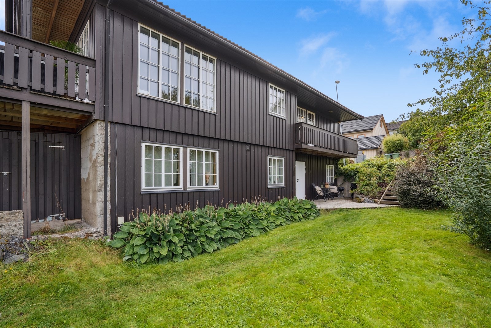 Grønn og frodig plen - perfekt for lek, avslapning og hageprosjekter Galleribilde