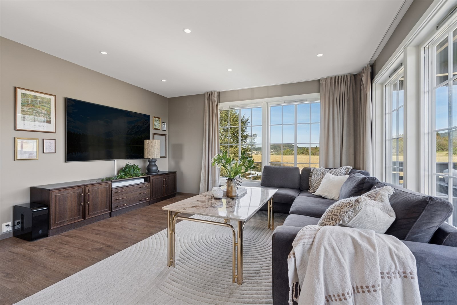 Lys og moderne stue med downlights som gir et rent uttrykk. Galleribilde