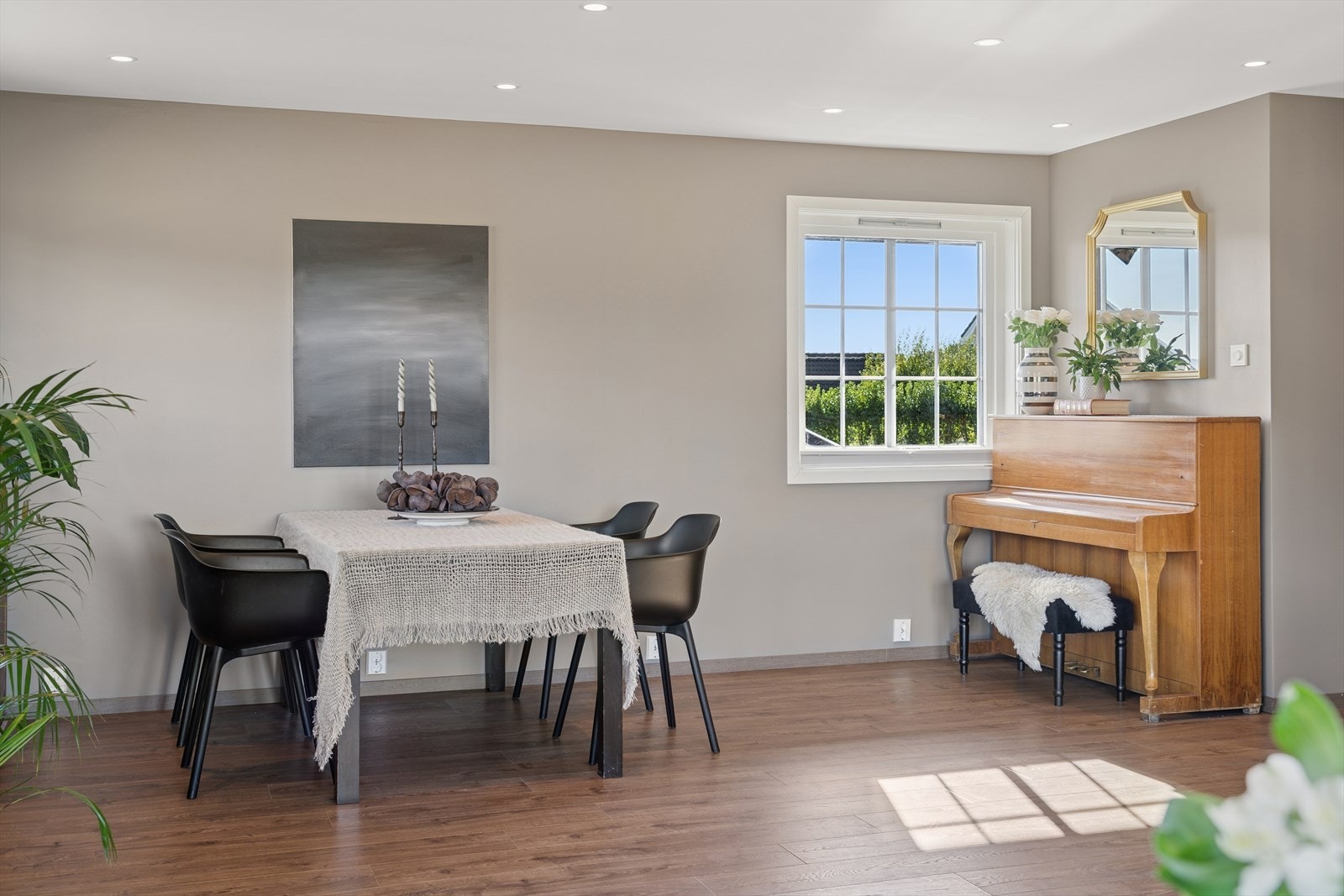 Spisestuen er naturlig integrert i den åpne løsningen, med god plass til et fullt spisebord - perfekt for både hverdagsmåltider og gjestemiddager. Galleribilde