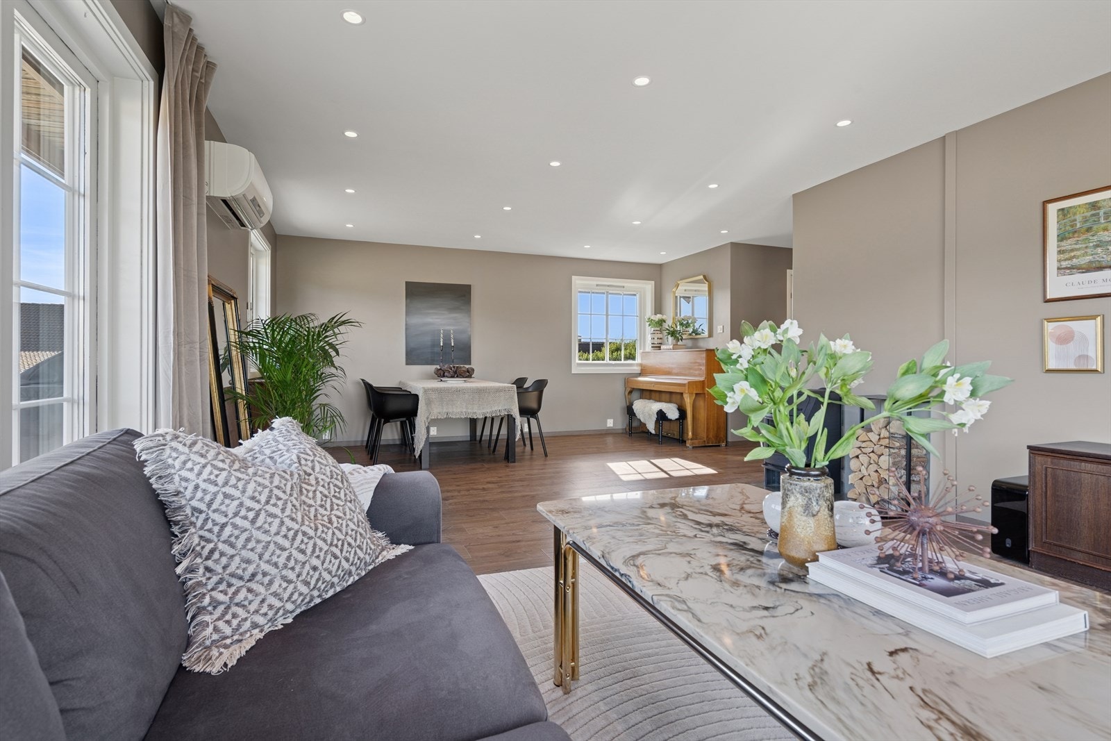 Stuen måler hele 41 kvm. Vedfyring for kalde vinterdager som gir både varme og em koselig atmosfære. Galleribilde