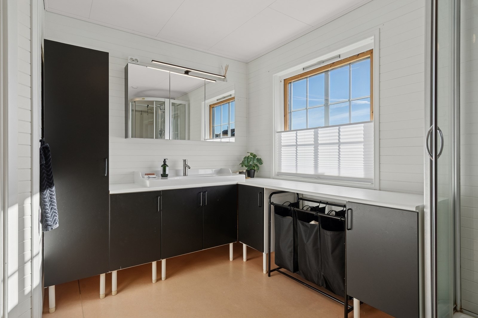 Baderom som måler omtrent 11,7 kvm. Galleribilde