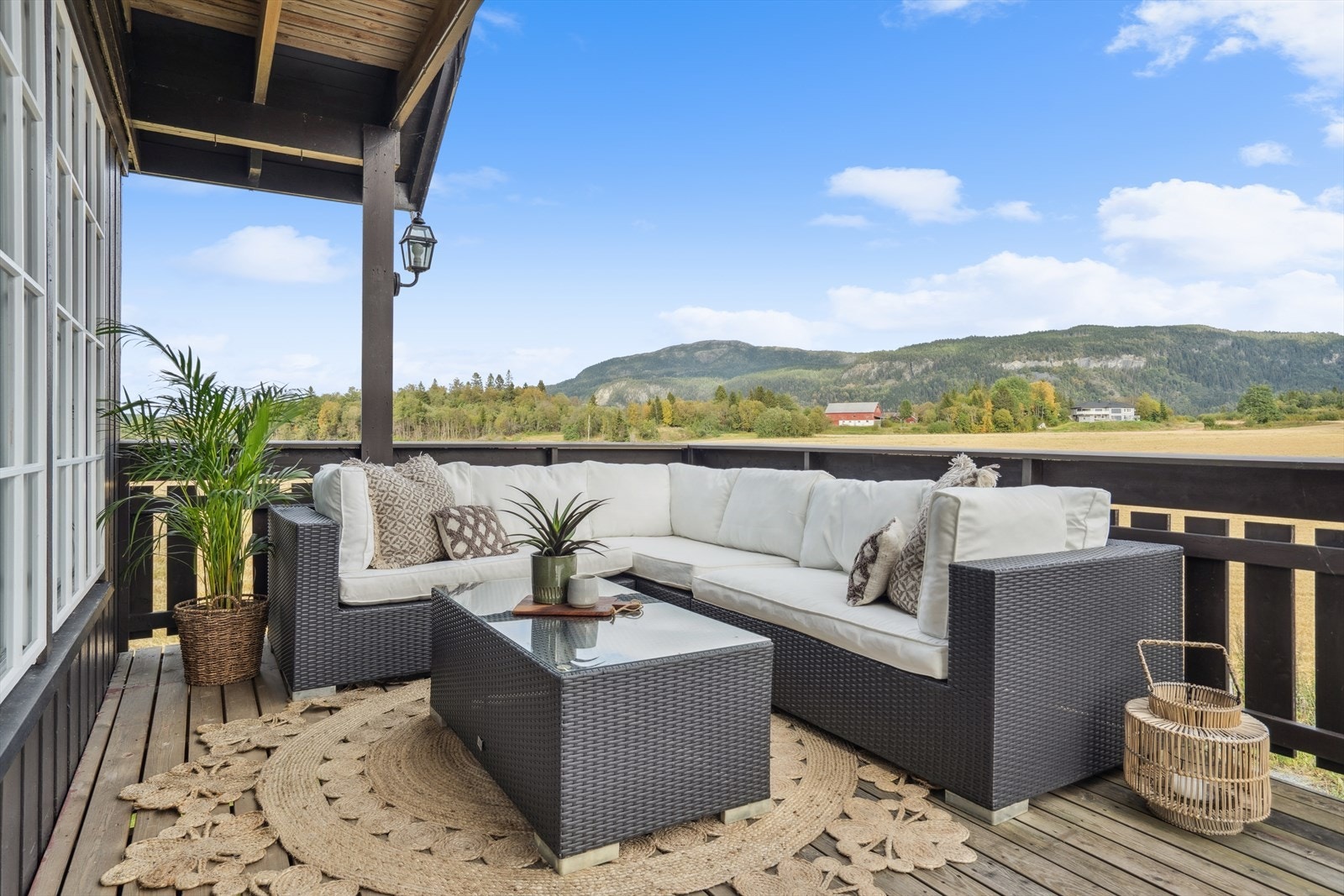 Herlig veranda som byr på rikelig med sol og nydelig utsikt. Verandaen måler hele 38,4 kvm. Galleribilde