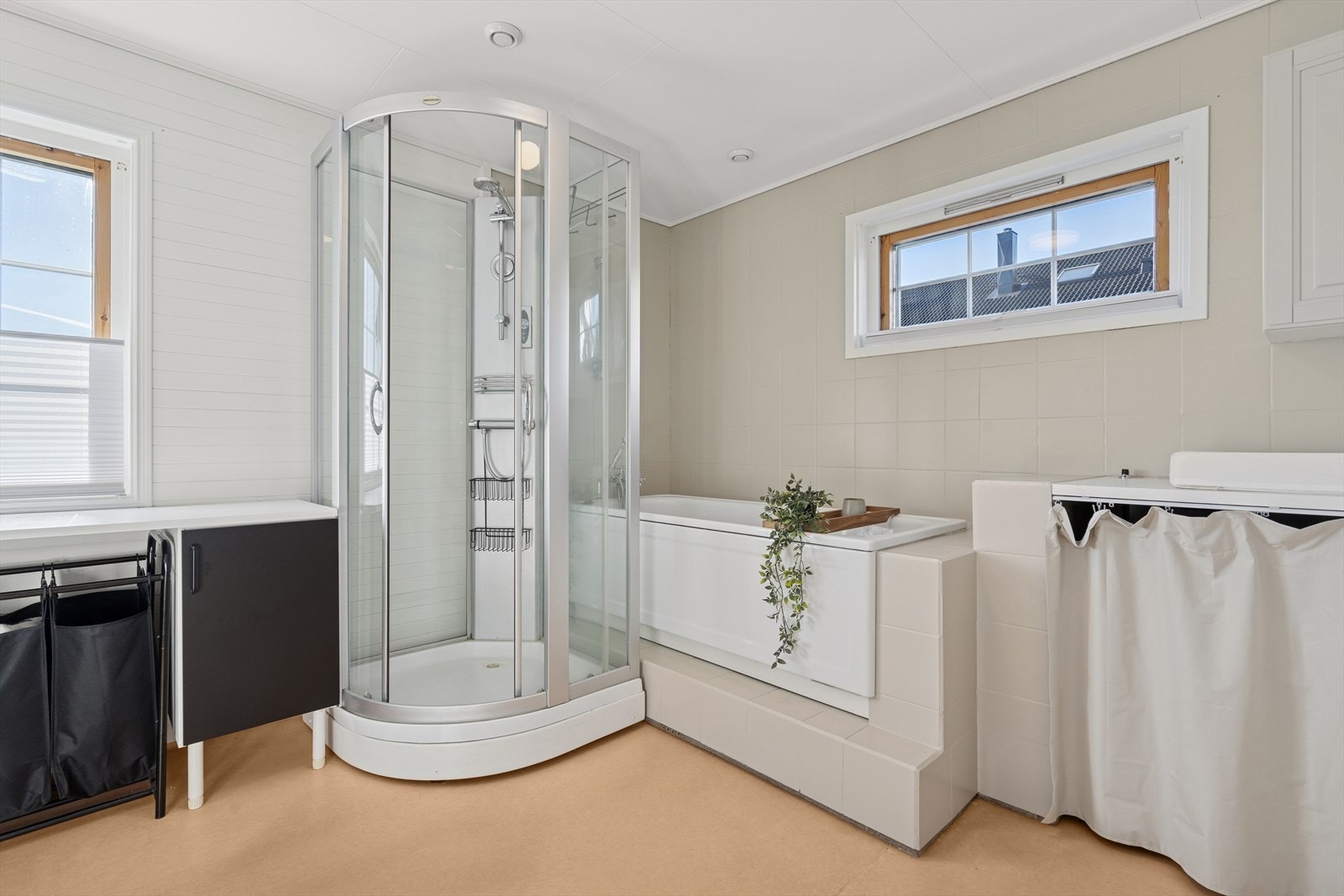 Baderommet er innredet med dusjkabinett, badekar, servant og opplegg for vaskemaskin. Galleribilde