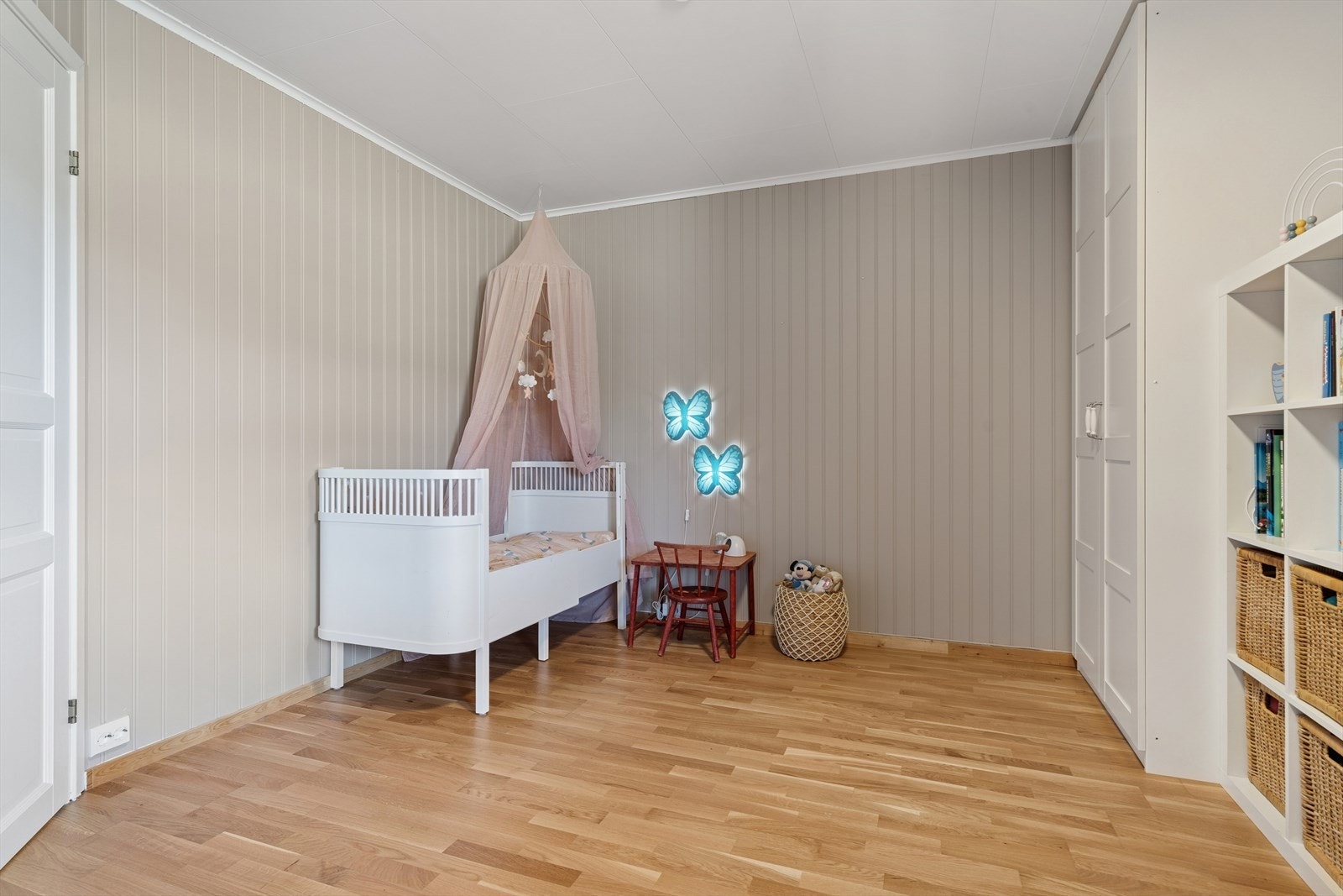 Et fleksibelt barnerom/soverom med plass til både lekekrok, skrivebord og oppbevaring. Galleribilde