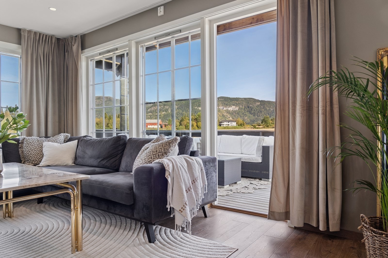 Fra stuen er det direkte utgang til solrik veranda. Galleribilde