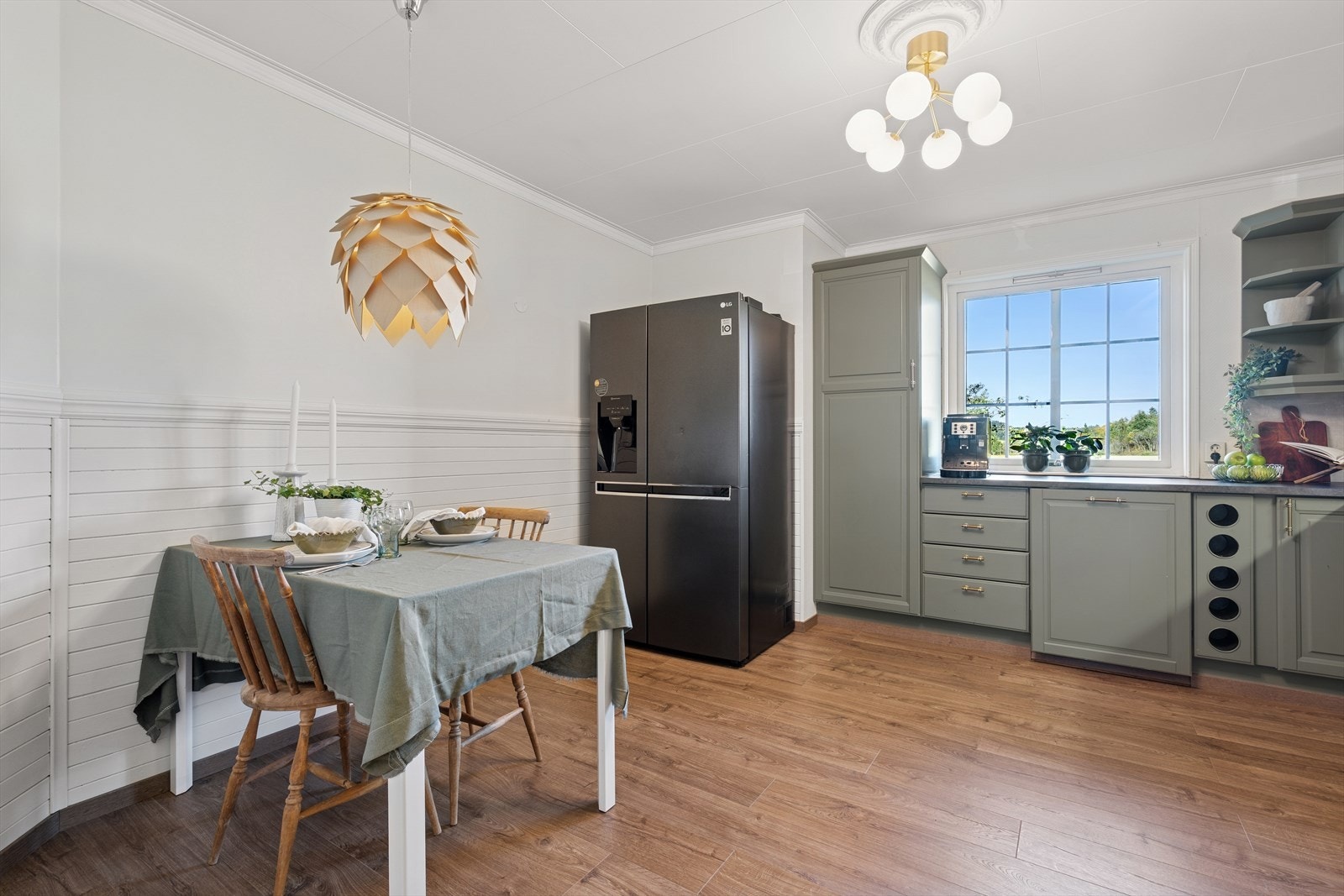 På kjøkkenet har man god plass til spisebord, noe som skaper en naturlig og sosial sone for måltider og hyggelige stunder med familie og venner. Galleribilde