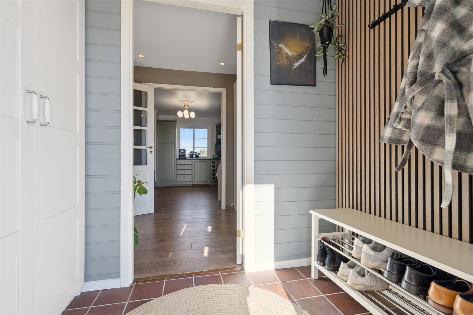 Innbydende entrè som måler 3,5 kvm, med god plass til oppheng og oppbevaring. Galleribilde