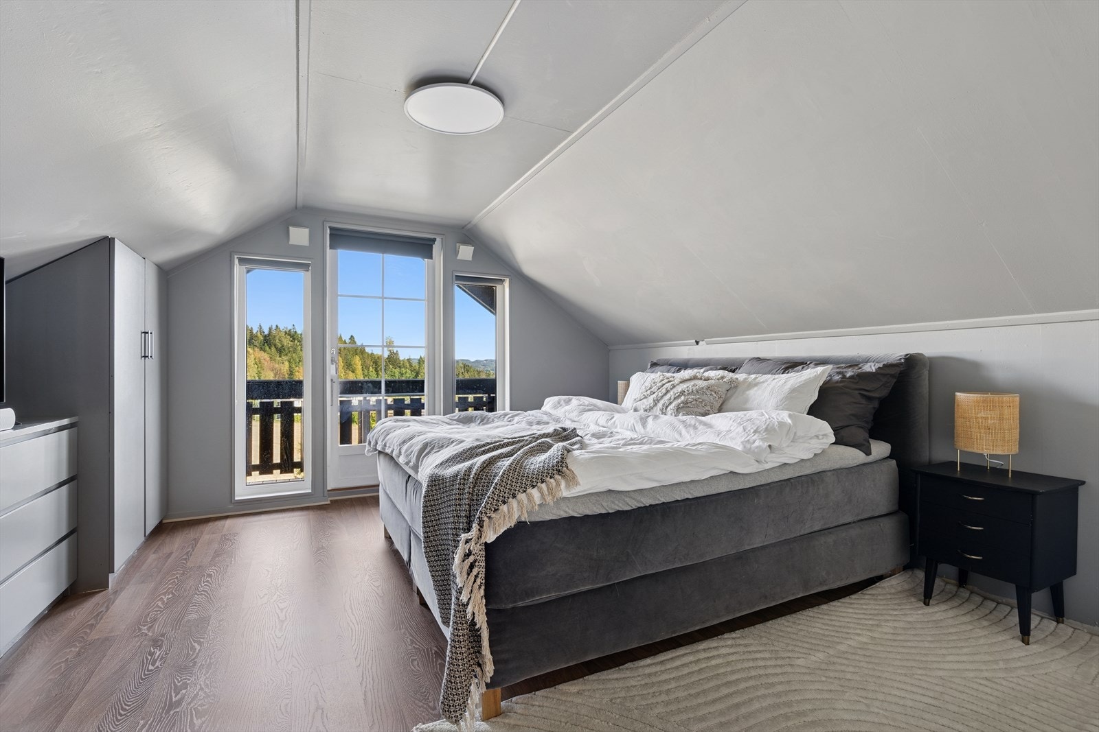 Soverom på 11,4 kvm med direkte utgang til balkong. Galleribilde
