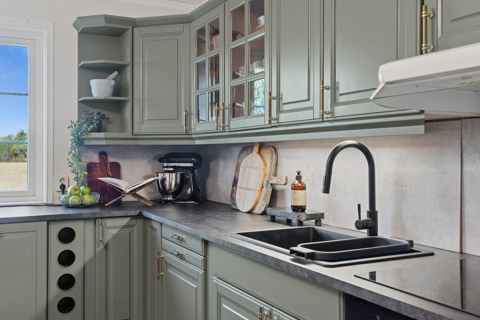 Av hvitevarer er det integrert platetopp, stekeovn og oppvaskmaskin. Galleribilde