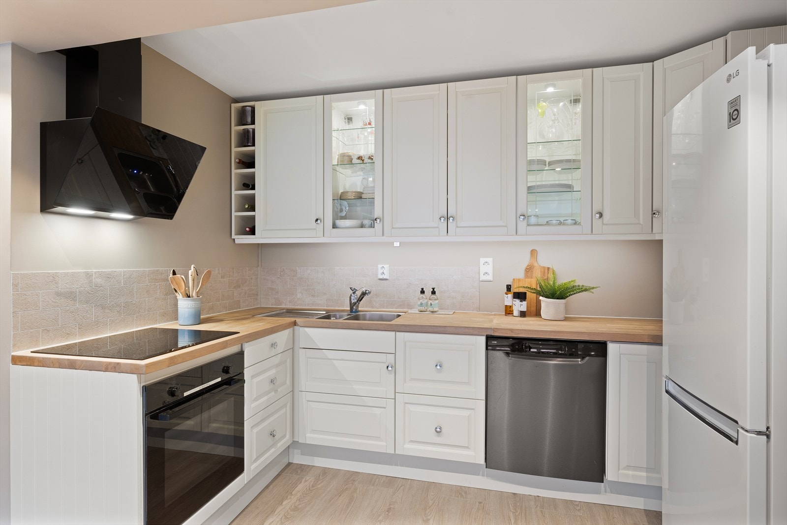 Flott kjøkken med plass til det man behøver av hvitevarer Galleribilde