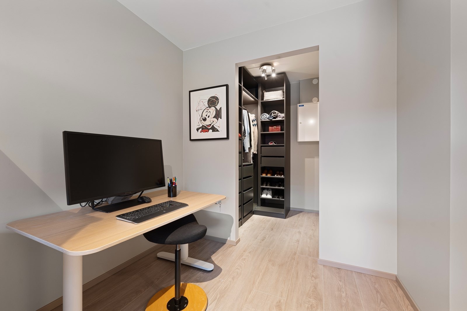 Plass til hjemmekontor på soverommet Galleribilde