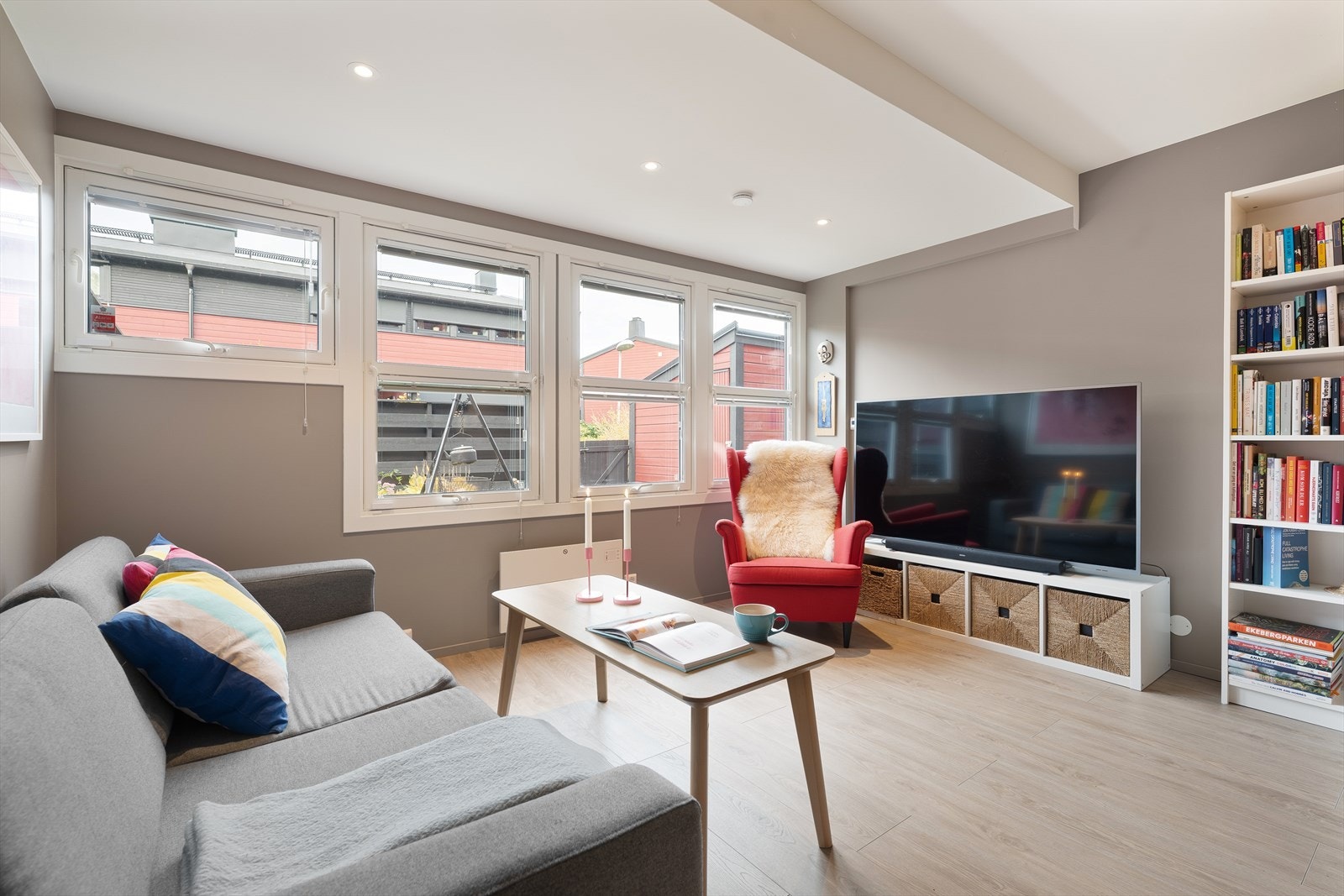 Lys og hyggelig stue med plass til både stue- og spisestueinnredning Galleribilde