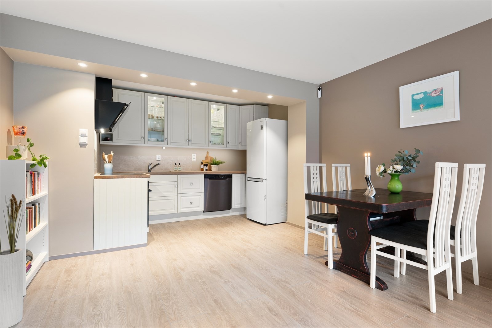 Pent og lyst Epoq kjøkken i åpen løsning med stue og spisestue Galleribilde