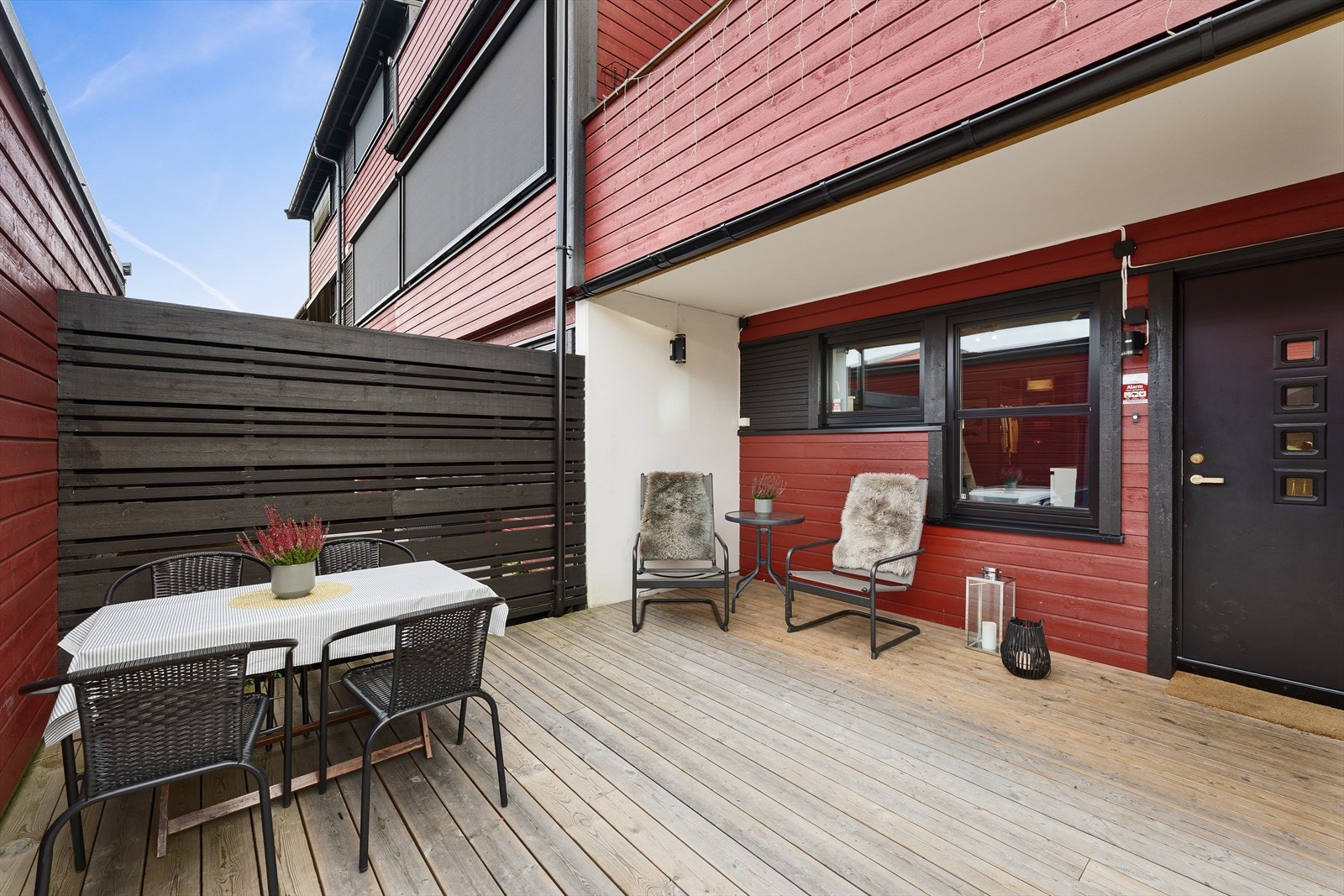 Stor og solrik terrasse med utgang fra stuen som fungerer som en fin forlengelse av stuen i sommermånedene Galleribilde