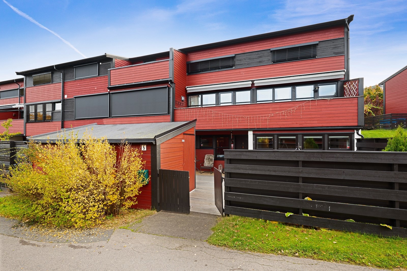 Egen port inn til hage og terrasse Galleribilde