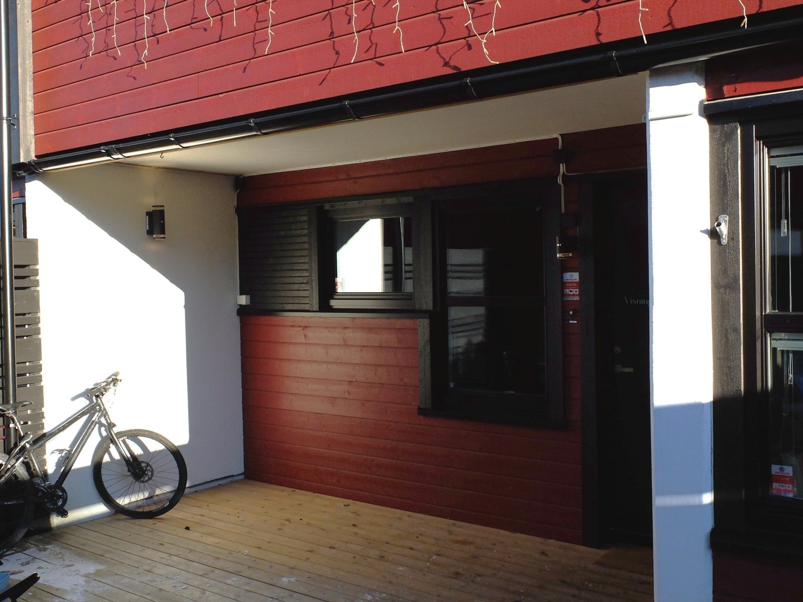 Nåværende fasade ved inngangsparti. Konferer megler for spørsmål om utvidelse av soverom og entre. Galleribilde