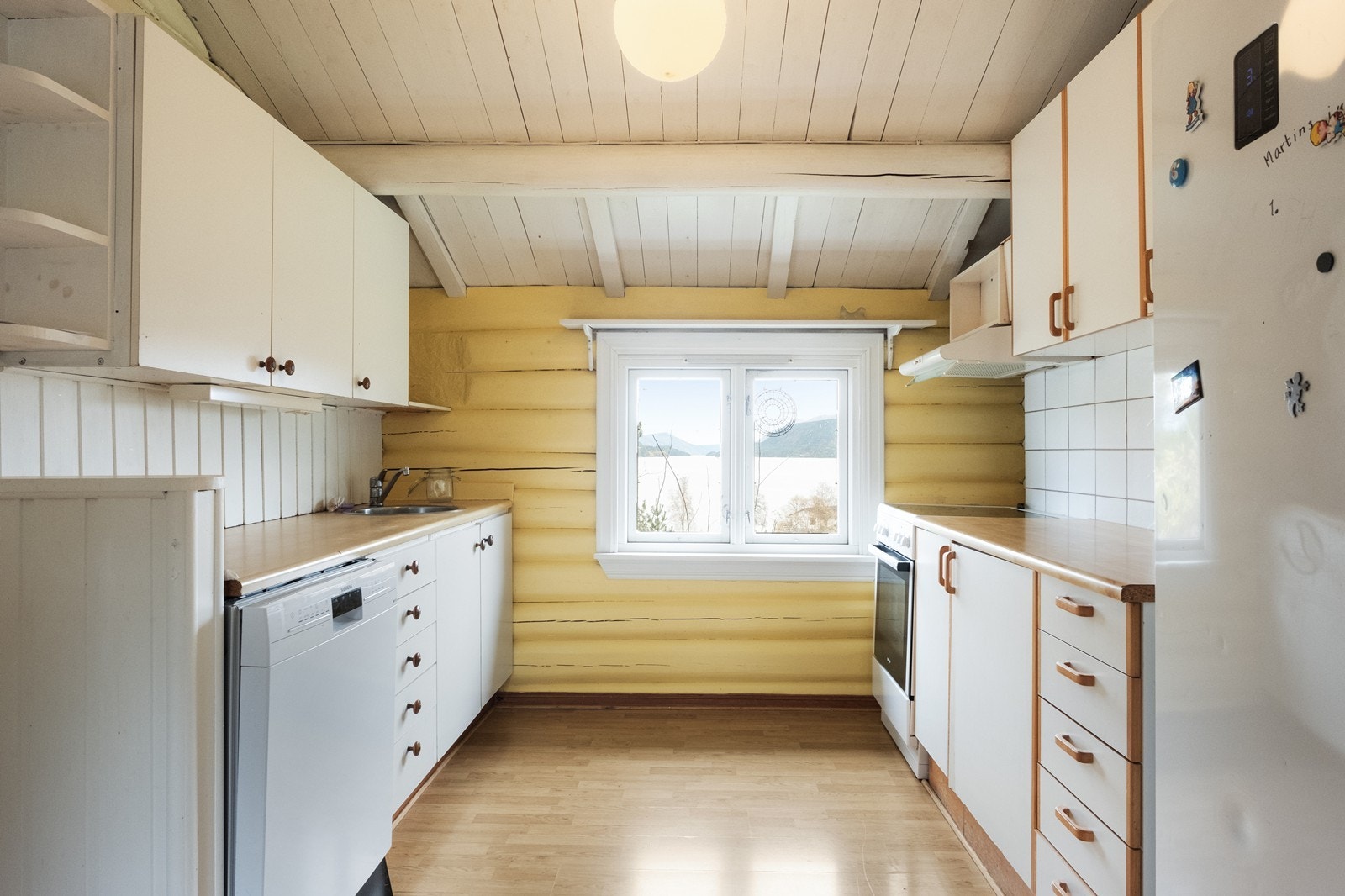 Fra kjøkkenet kan du følge med på båttrafikken i fjorden. Galleribilde