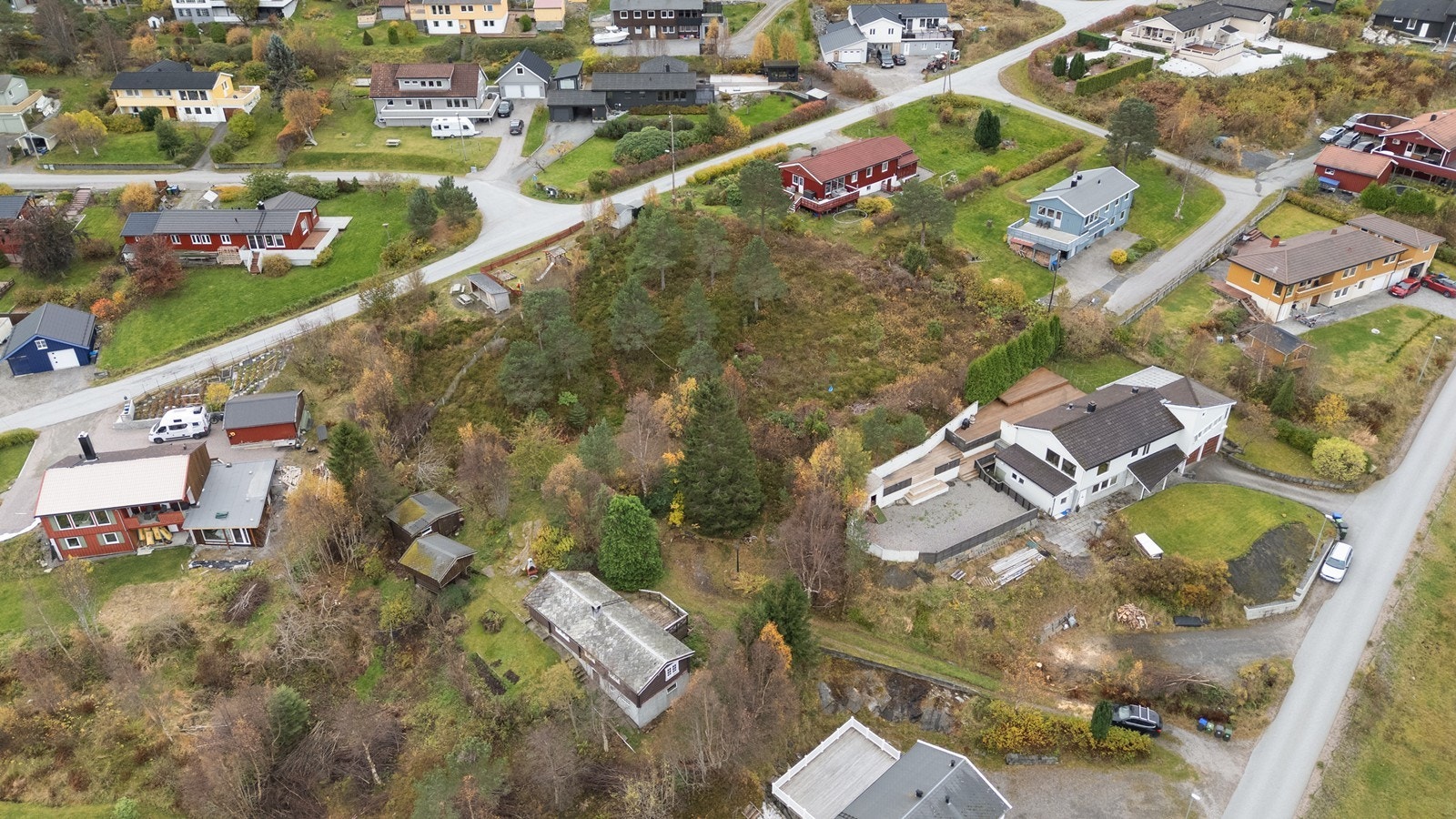 Dronefoto over nabolaget og nærområdet. Galleribilde