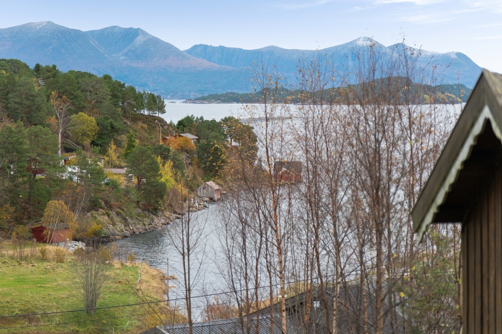 Eiendommen ligger høyt i terrenget, og byr på flott utsikt mot Freifjorden og Tustnastabban. Galleribilde