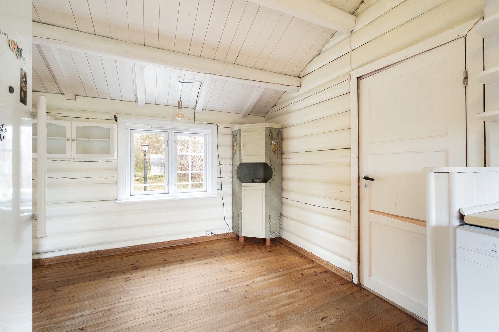 Romslig åpent område i kroken mellom kjøkken og stue. Galleribilde