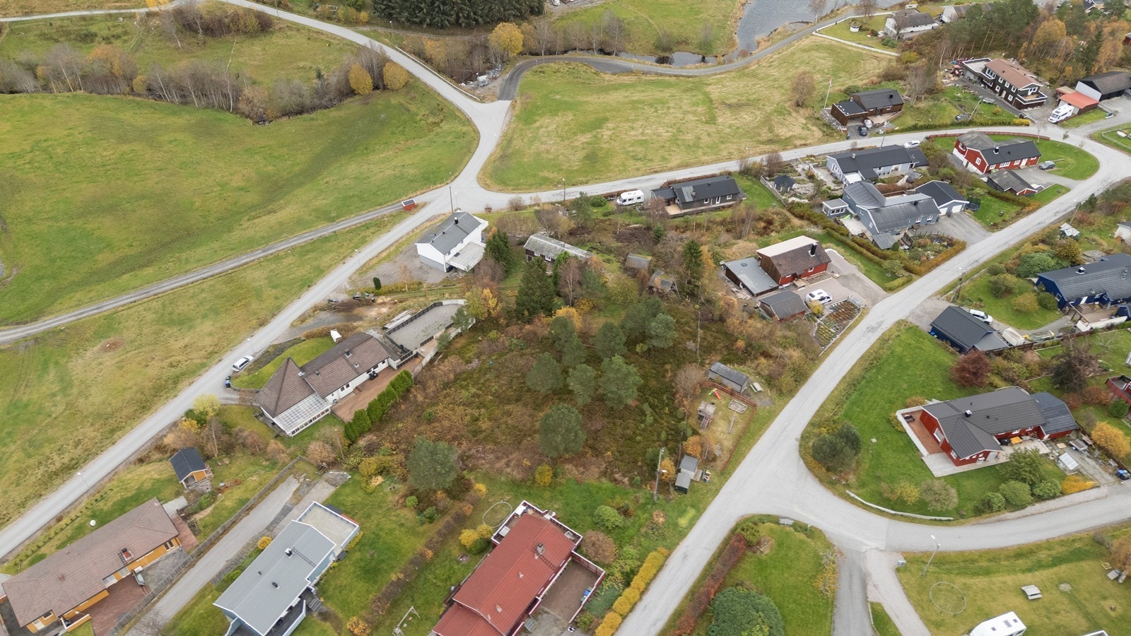 Dronebilde over nærområdet og begge bruksnumrene. Galleribilde