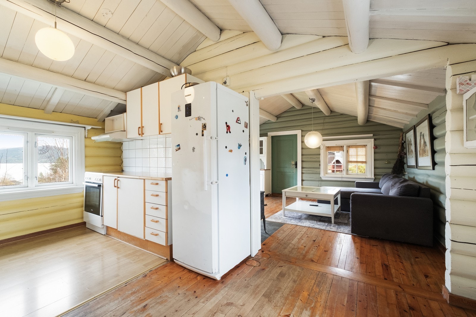 Åpen løsning mellom stue og kjøkken. Galleribilde