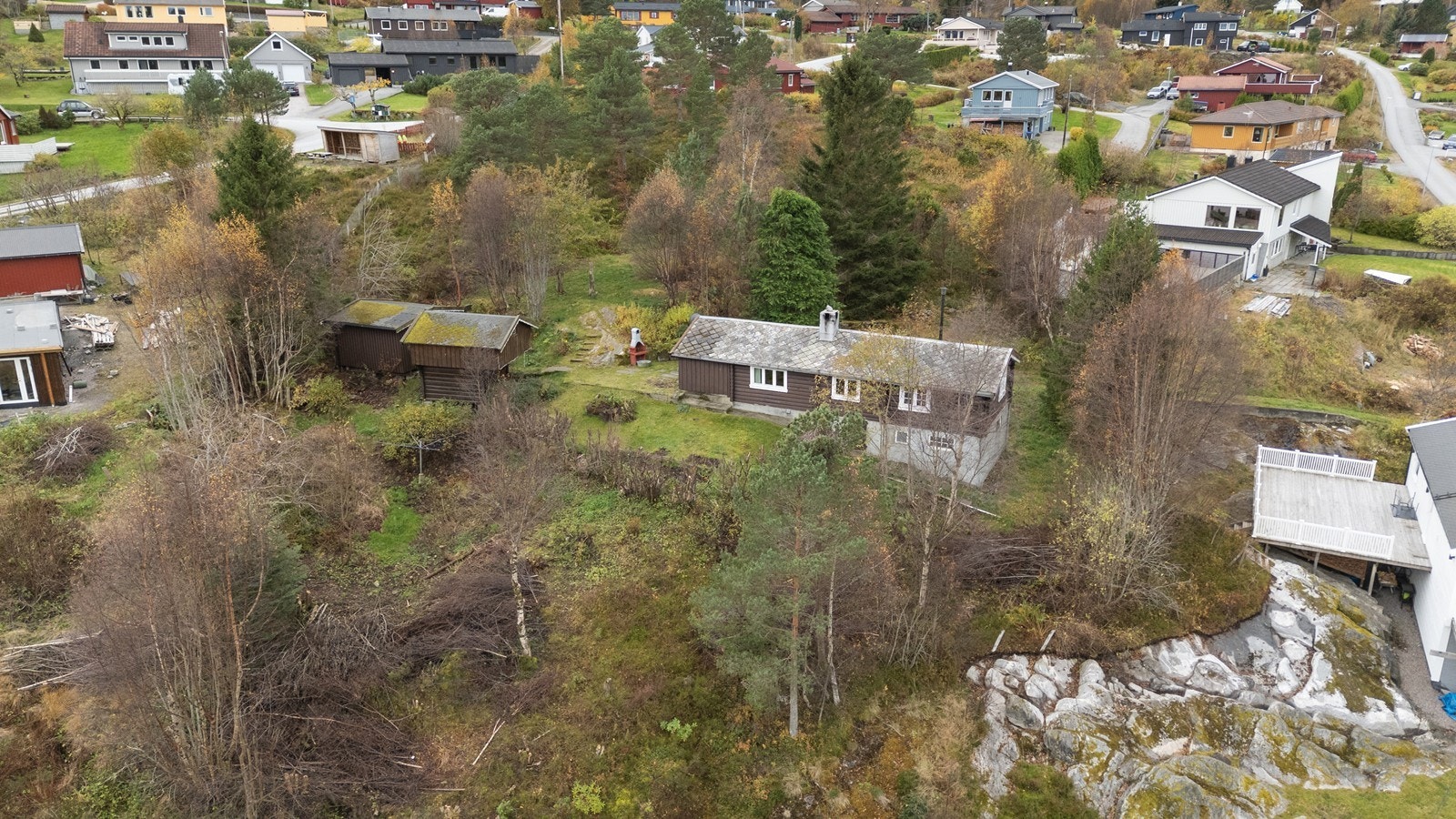 Eiendommens høye beliggenhet i terrenget gir både privatliv og nærhet til både naturen og nabolaget. Galleribilde