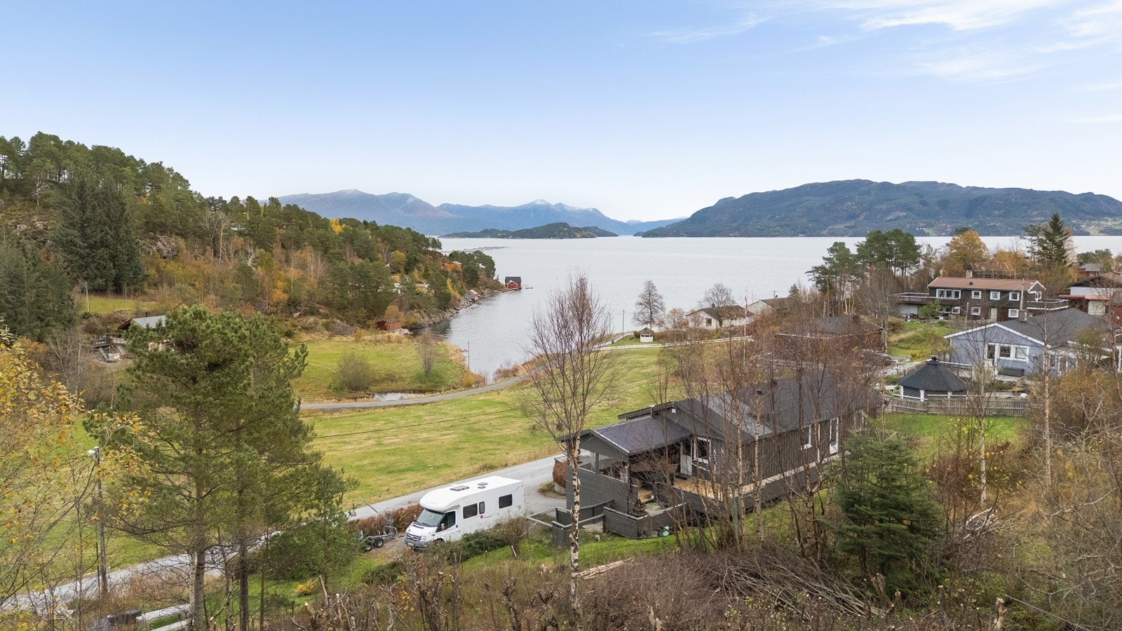 Eiendommen har flott utsikt mot Freifjorden og Tustnastabban. Galleribilde