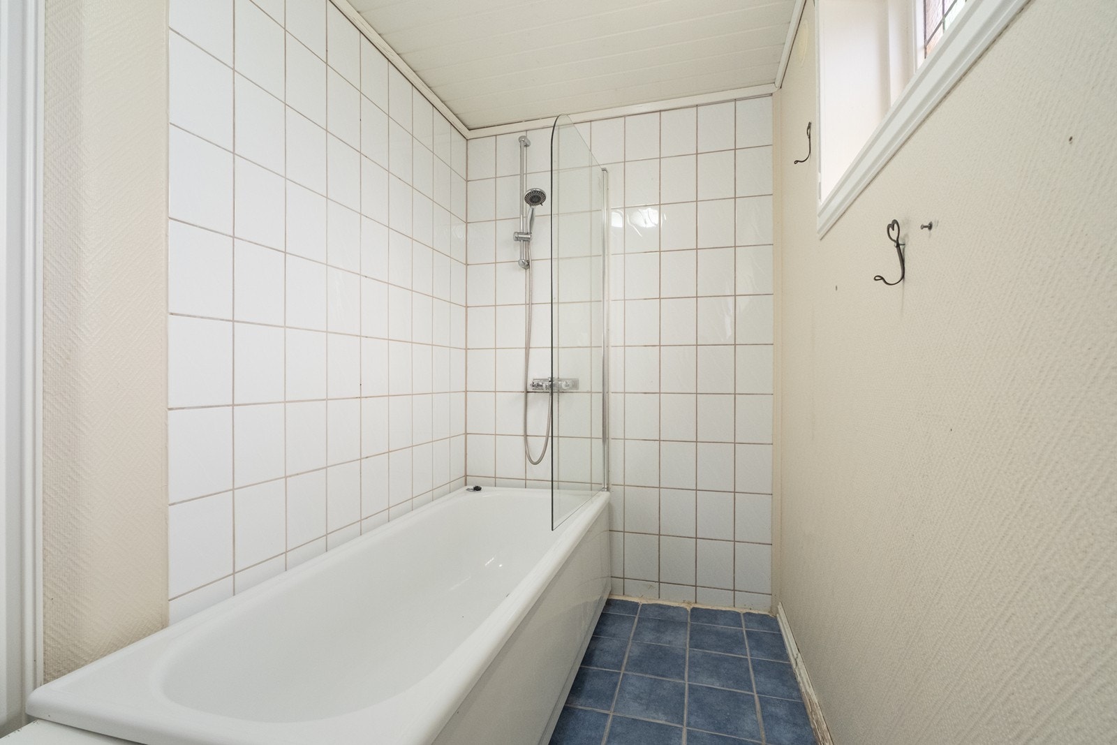Badet er utstyrt med badekar og dusj. Galleribilde