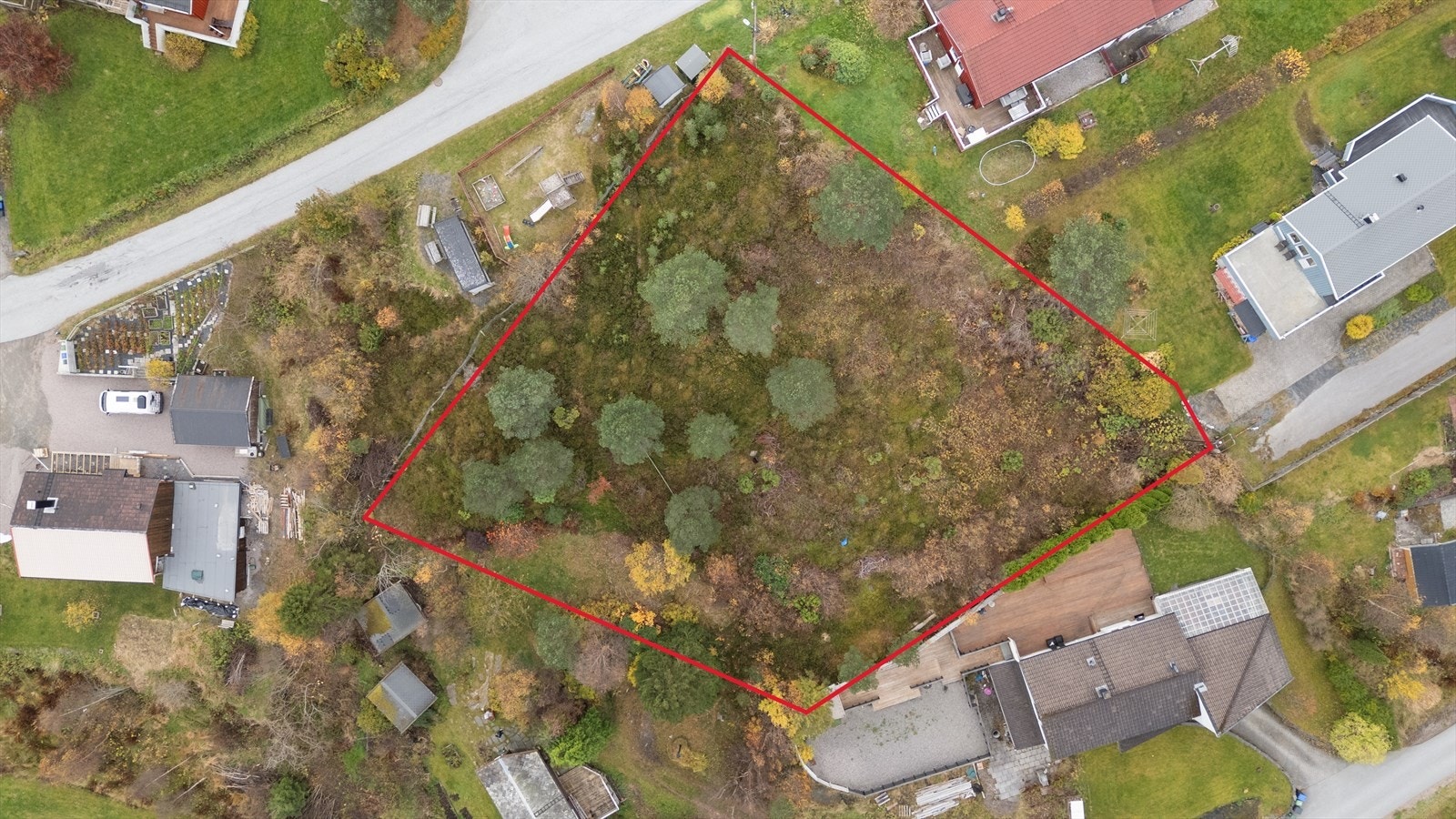 Dronefoto over eiendommen og nærområdet. 120/266 omtrentlige tomtegrenser, ihht. kommunens grunnkart, avmerket med rødt. Galleribilde