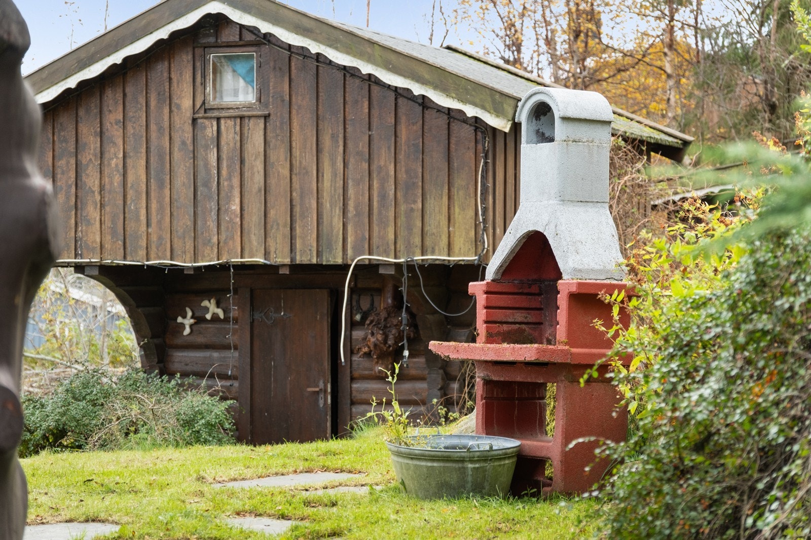 Uteområdet inkluderer en murt grill som gir mulighet for hyggelige grillkvelder. Galleribilde