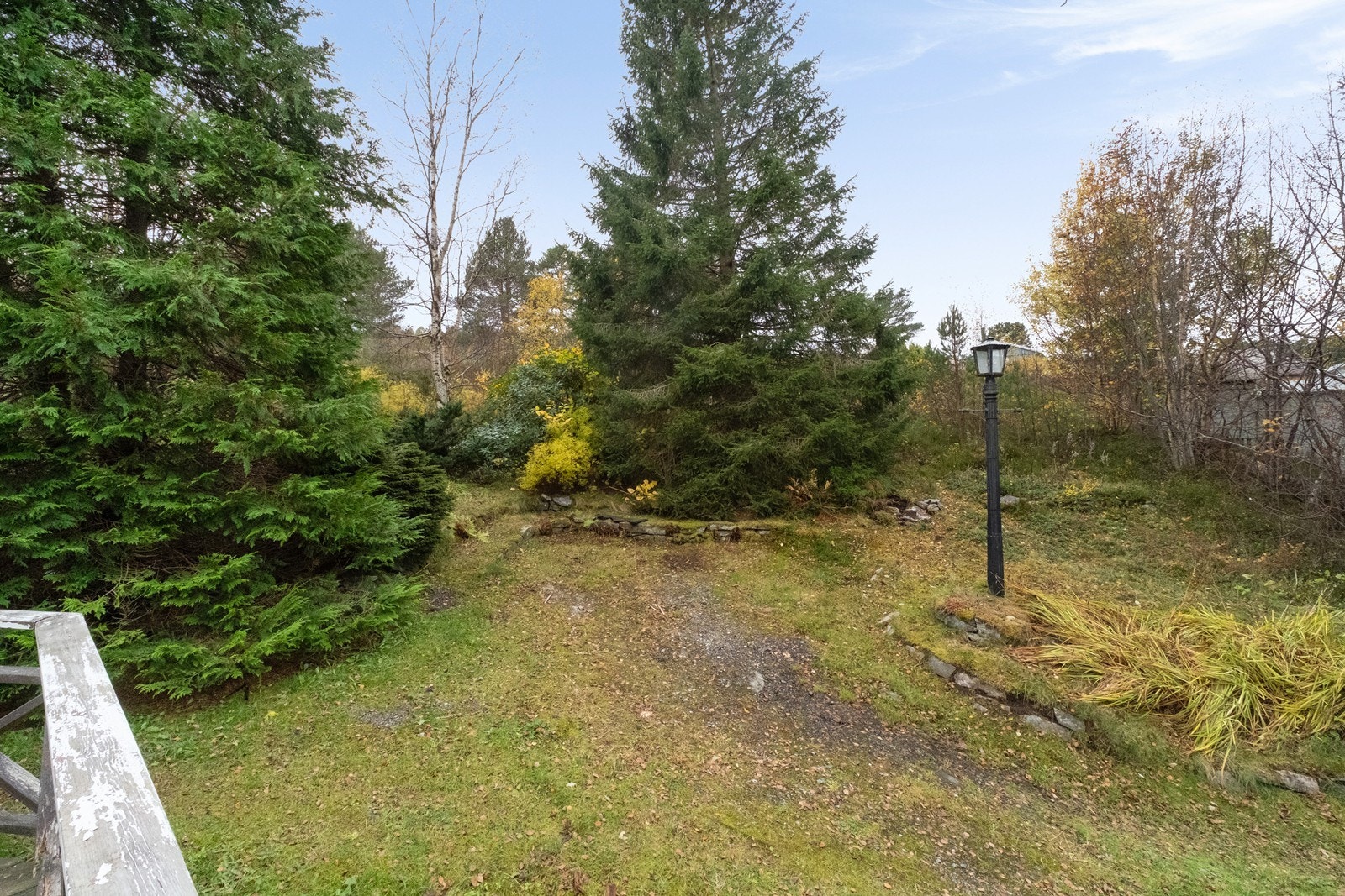 Tomten er delvis opparbeidet og delvis naturtomt. Galleribilde