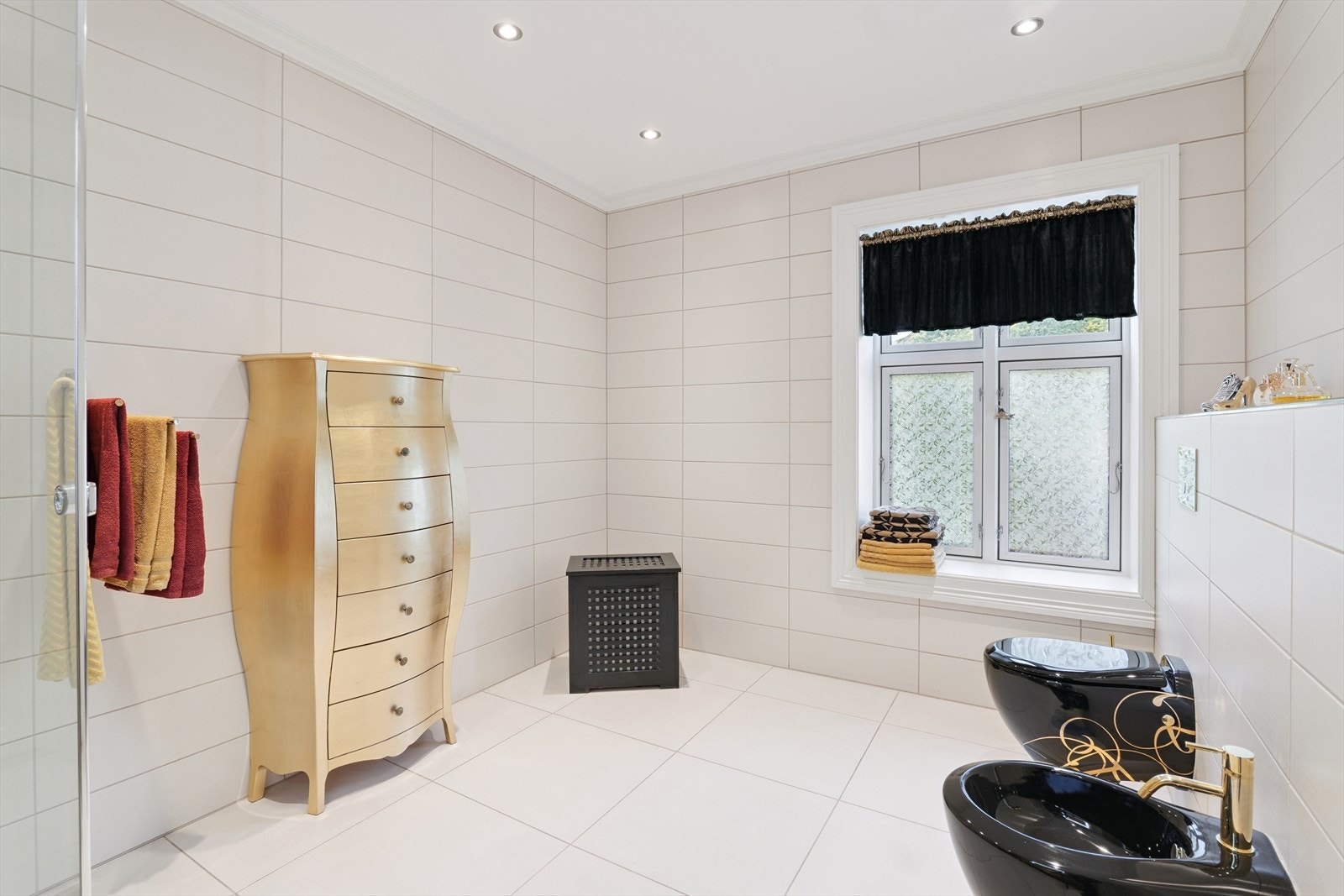 Bad i 2 etg. har vask for føtter og wc i sort med gulldetaljer Galleribilde