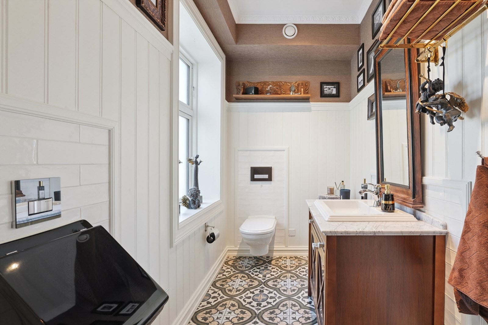 Toalettrom i 1 etg. med fliser på gulv Galleribilde