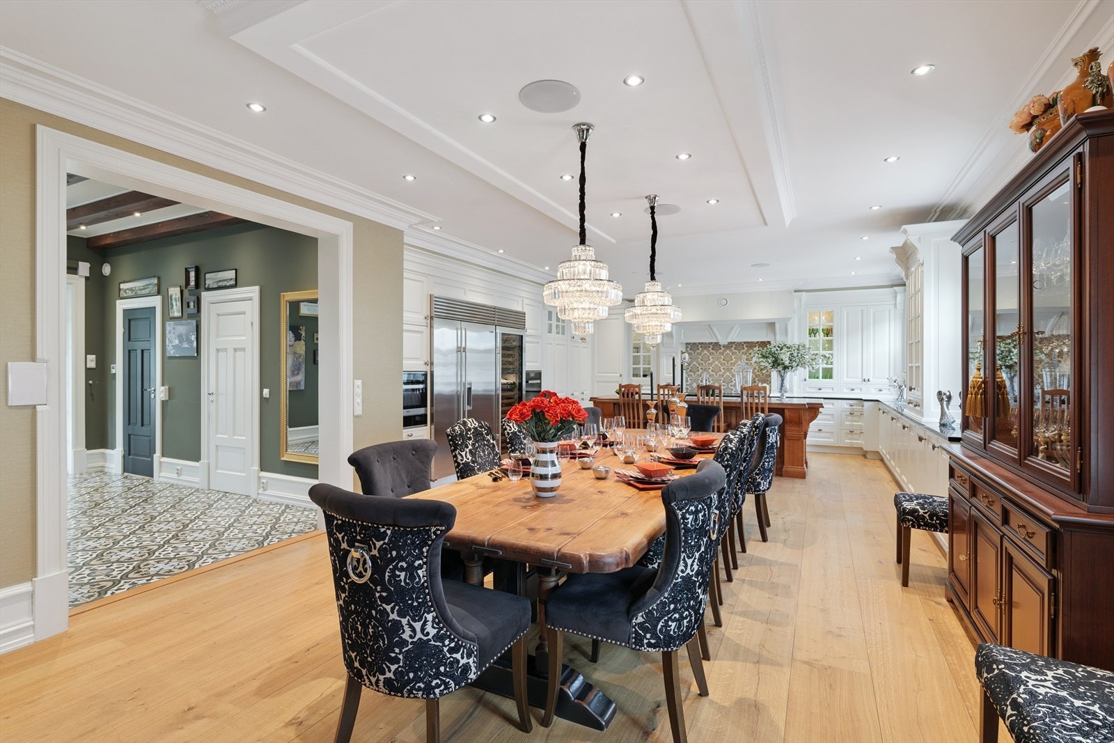 Kjøkken/spisestue med brede bord i parkettgulv Galleribilde