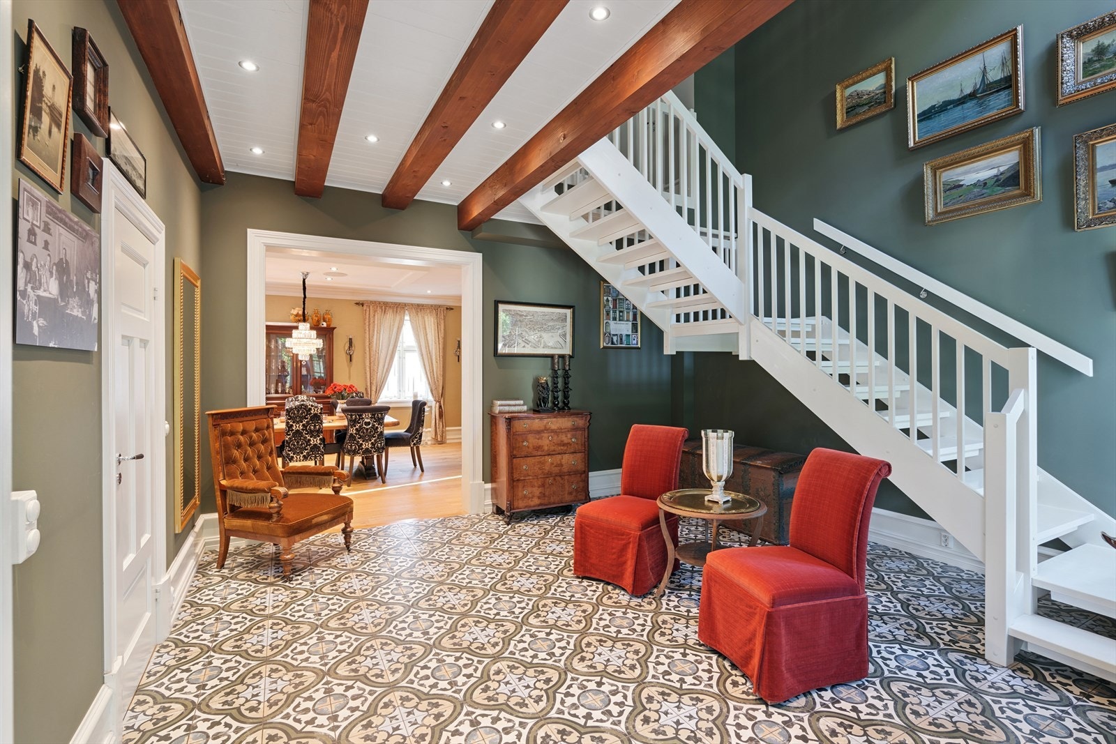 Hallen har god plass og inngang til garderobe og seprat wc Galleribilde