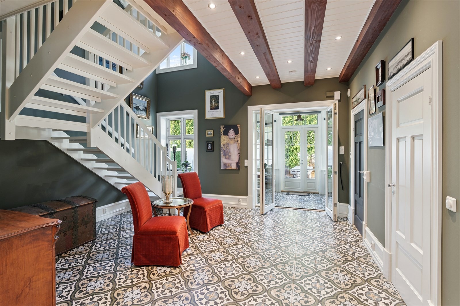 Stor fin hall med fliser på gulv Galleribilde