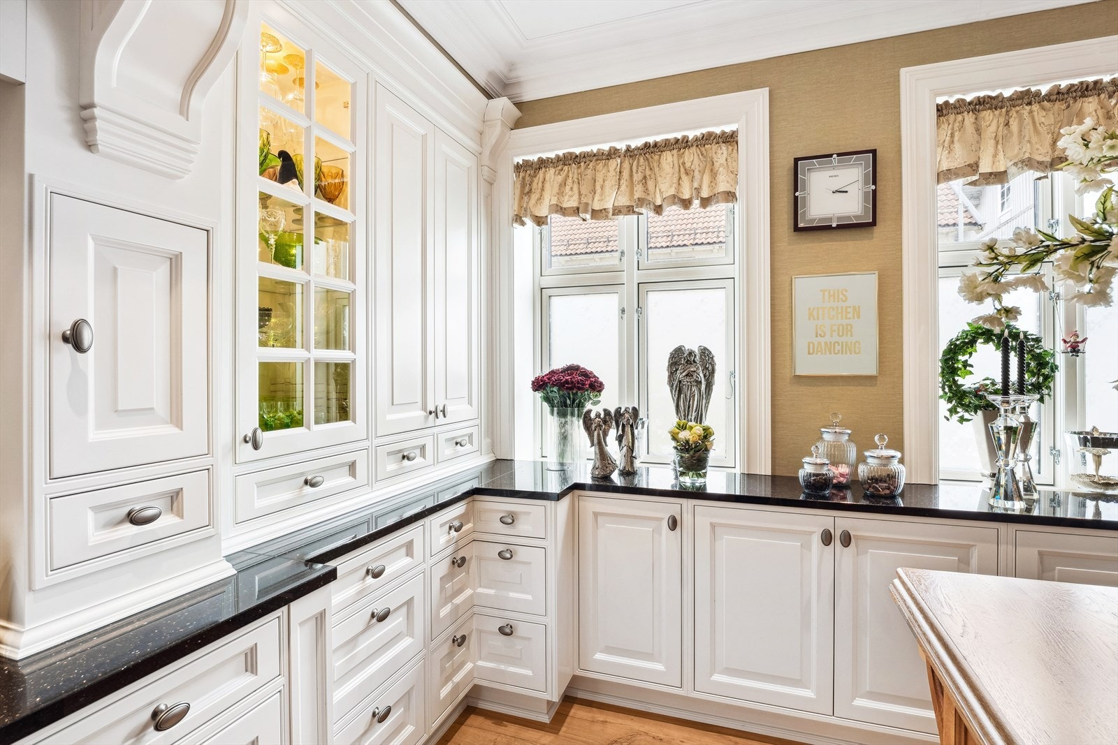 kjøkken med steinbenkeplate Galleribilde