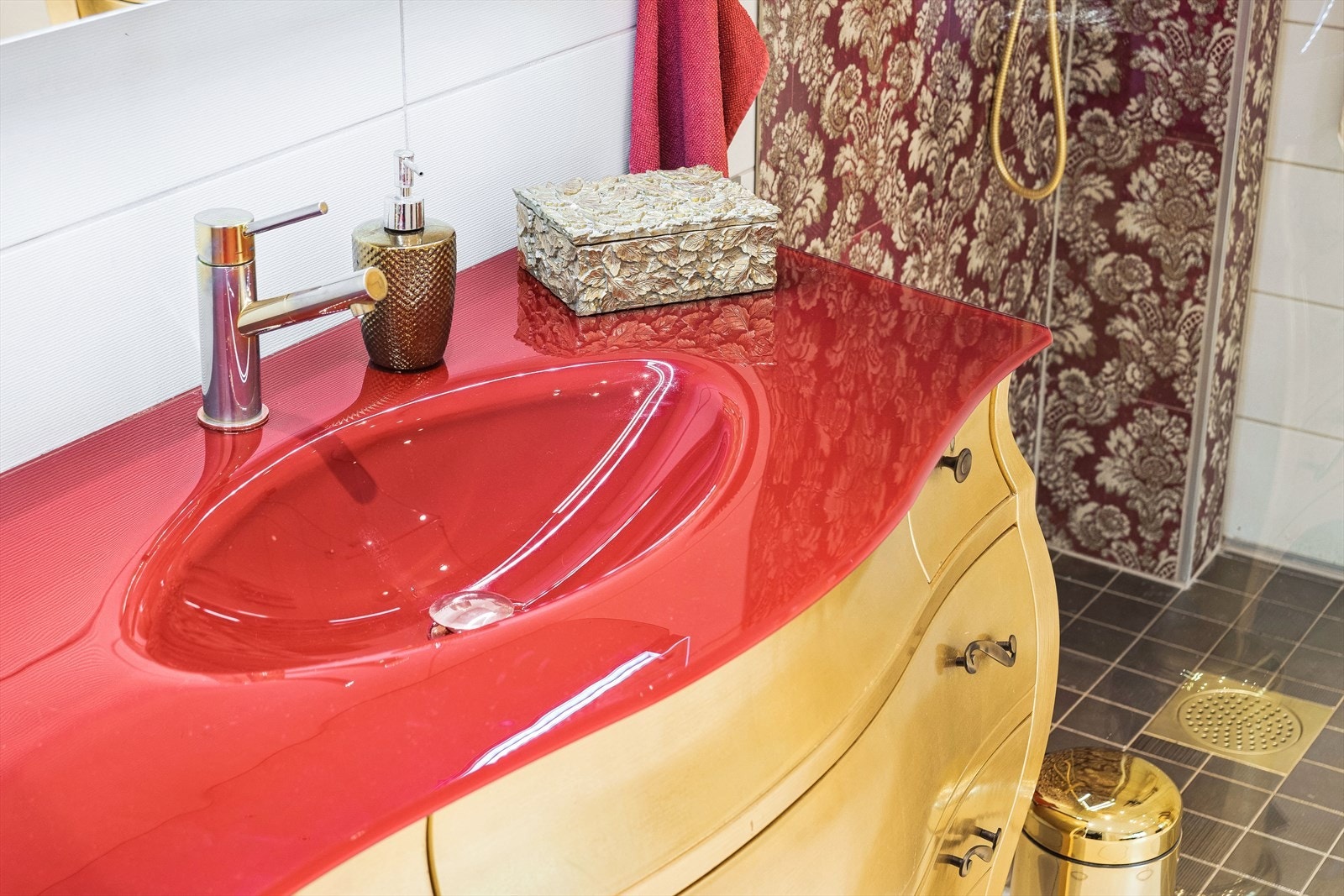 Rød stilig servant i gullinnredning Galleribilde